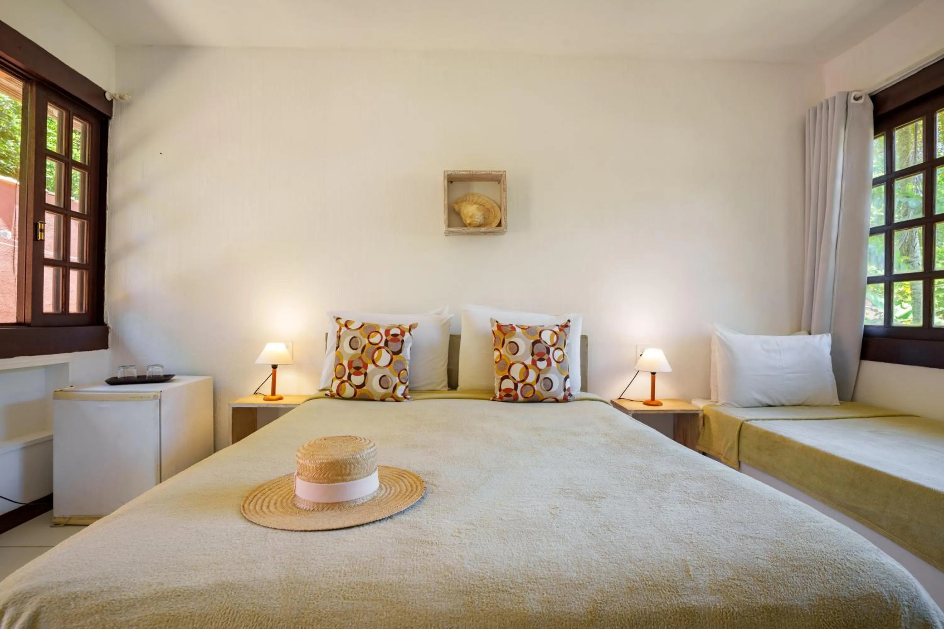 Property building, Bed in Pousada Casa Cactus Praia da Tartaruga Búzios