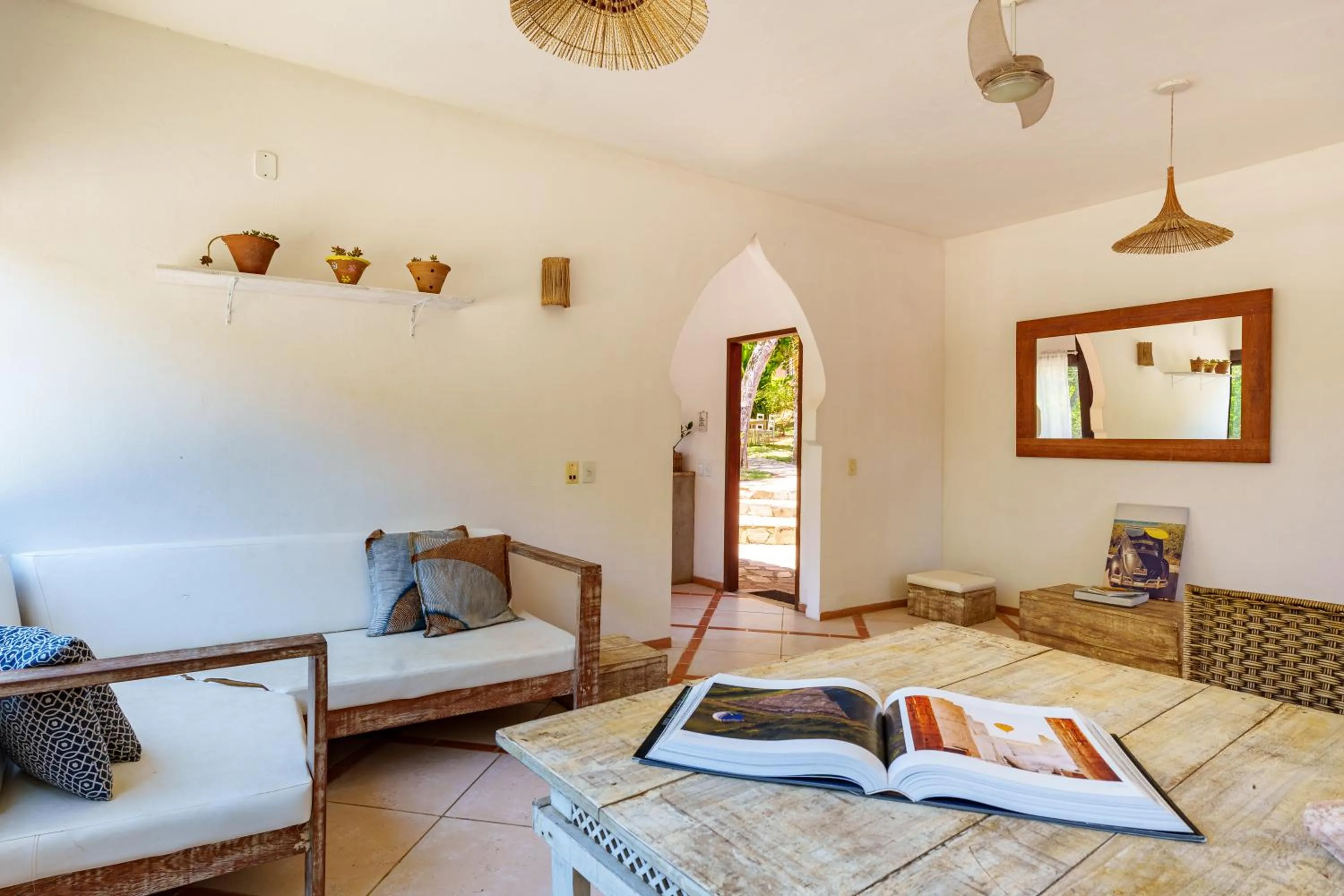 Living room, Bed in Pousada Casa Cactus Praia da Tartaruga Búzios
