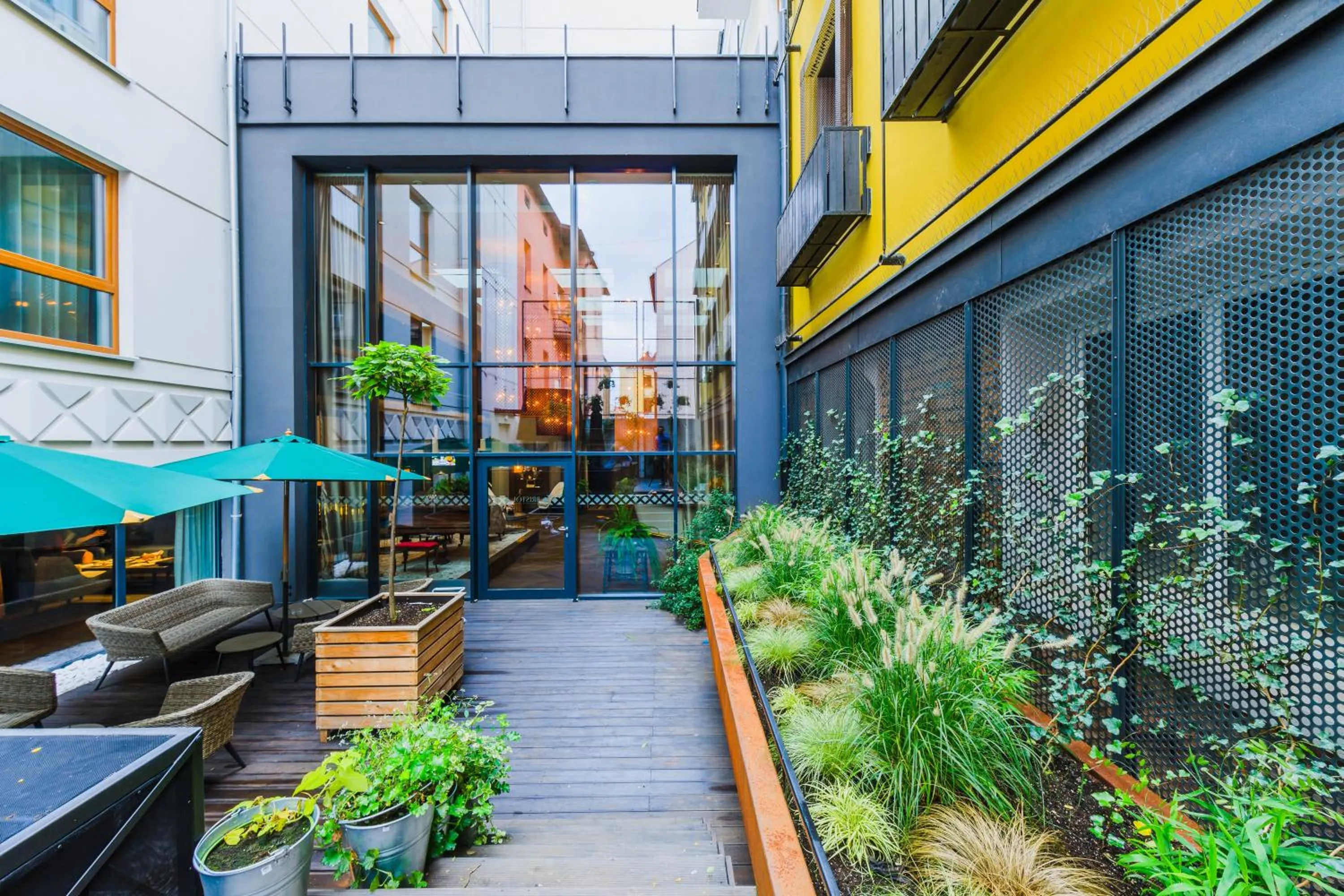 Patio in Hotel Bristol Tradition and Luxury