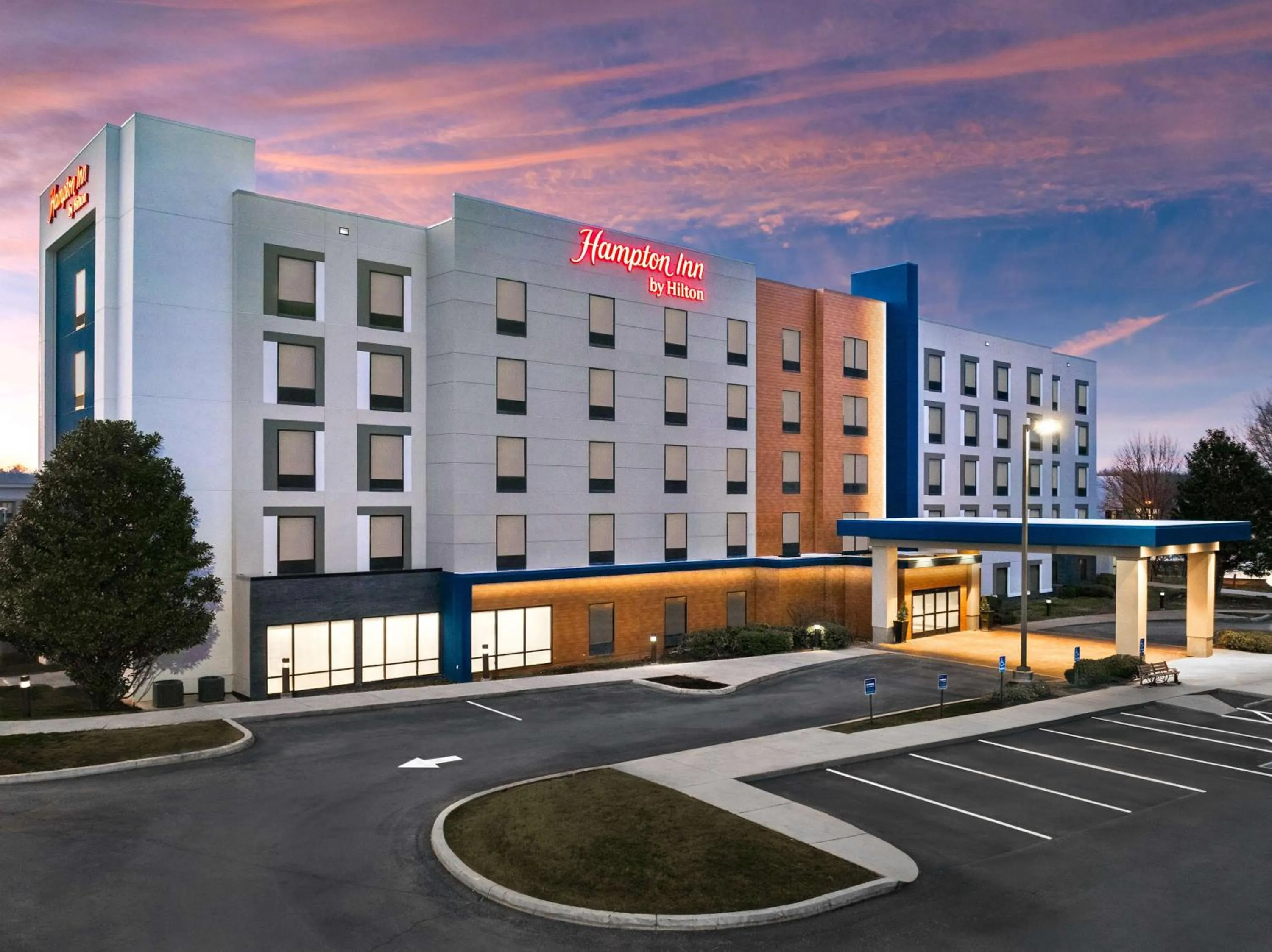 Property building in Hampton Inn Knoxville-West At Cedar Bluff