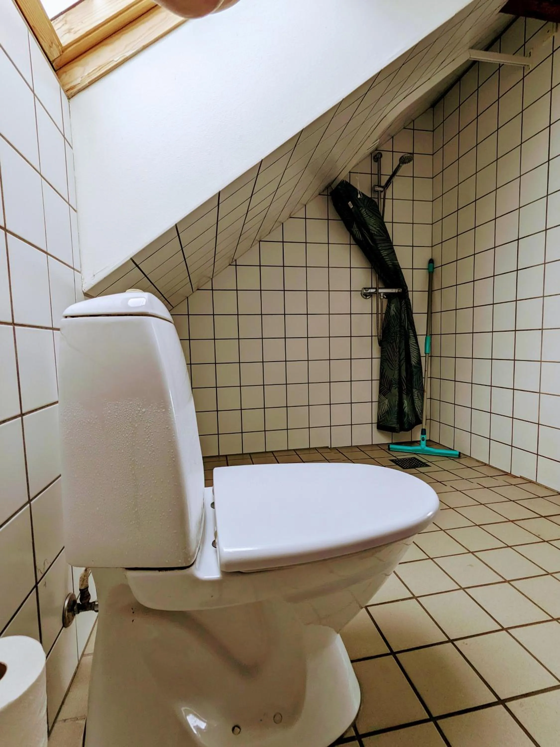 Toilet in Nexø Modern Hostel. Private Rooms
