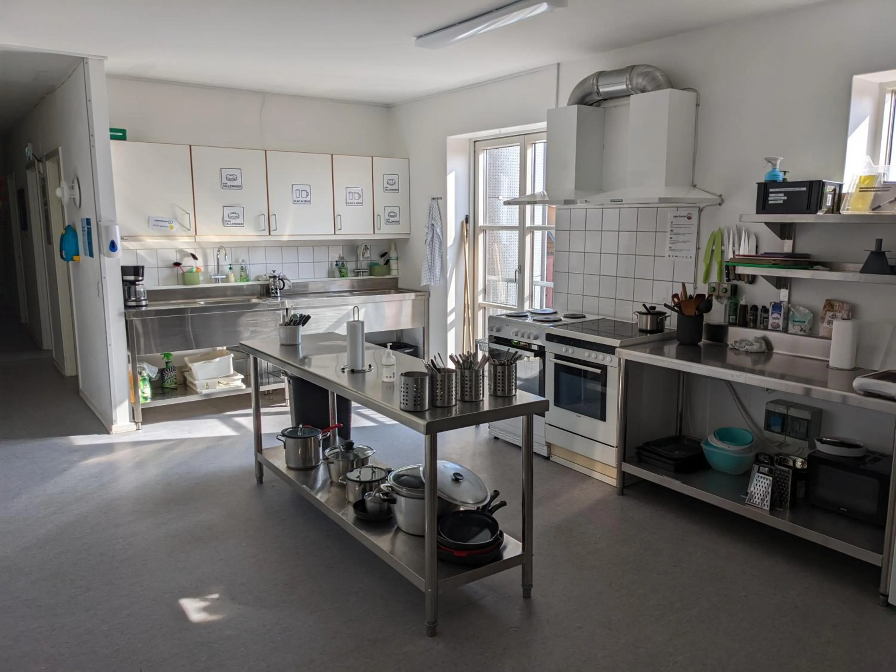 Kitchen or kitchenette in Nexø Modern Hostel. Private Rooms