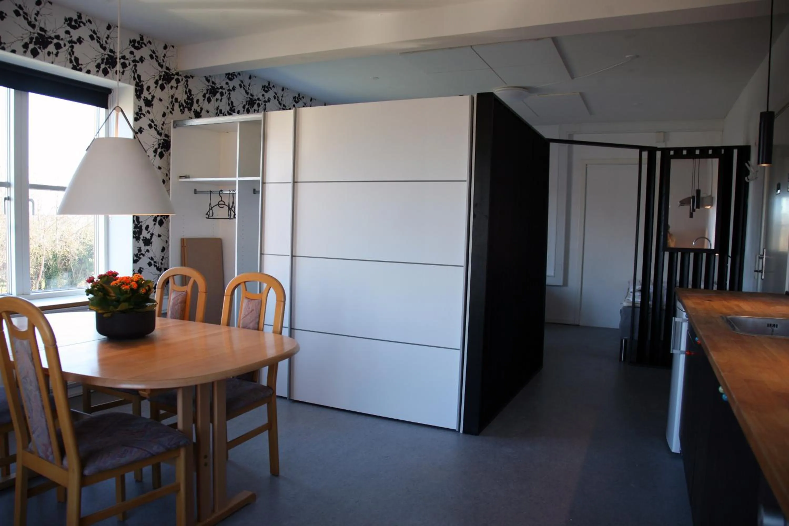 Dining area in Nexø Modern Hostel. Private Rooms