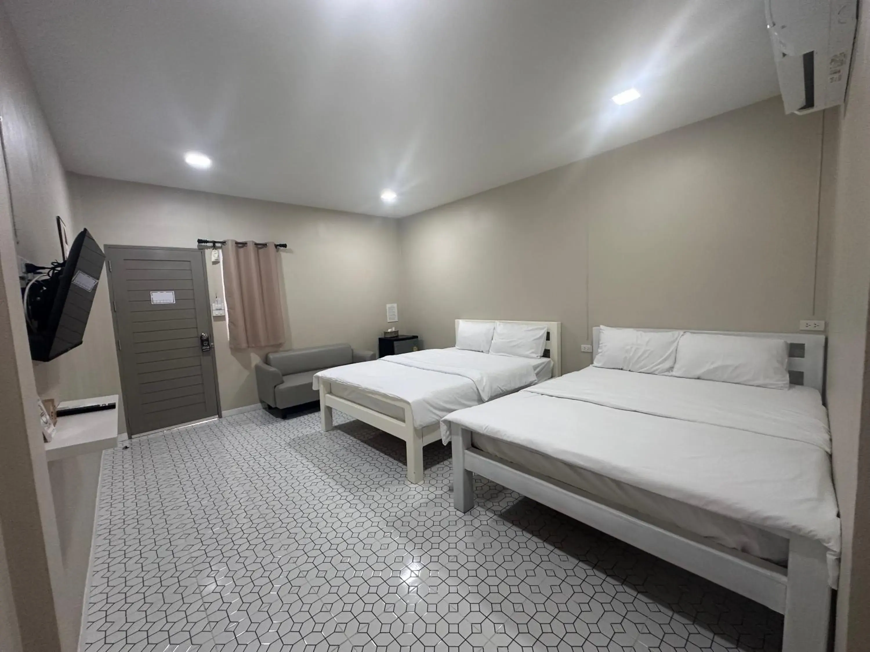 Deluxe Queen Room with Two Queen Beds in Juni House Chumphon Deluxe Queen Room with Two Queen Beds in Juni House Chumphon