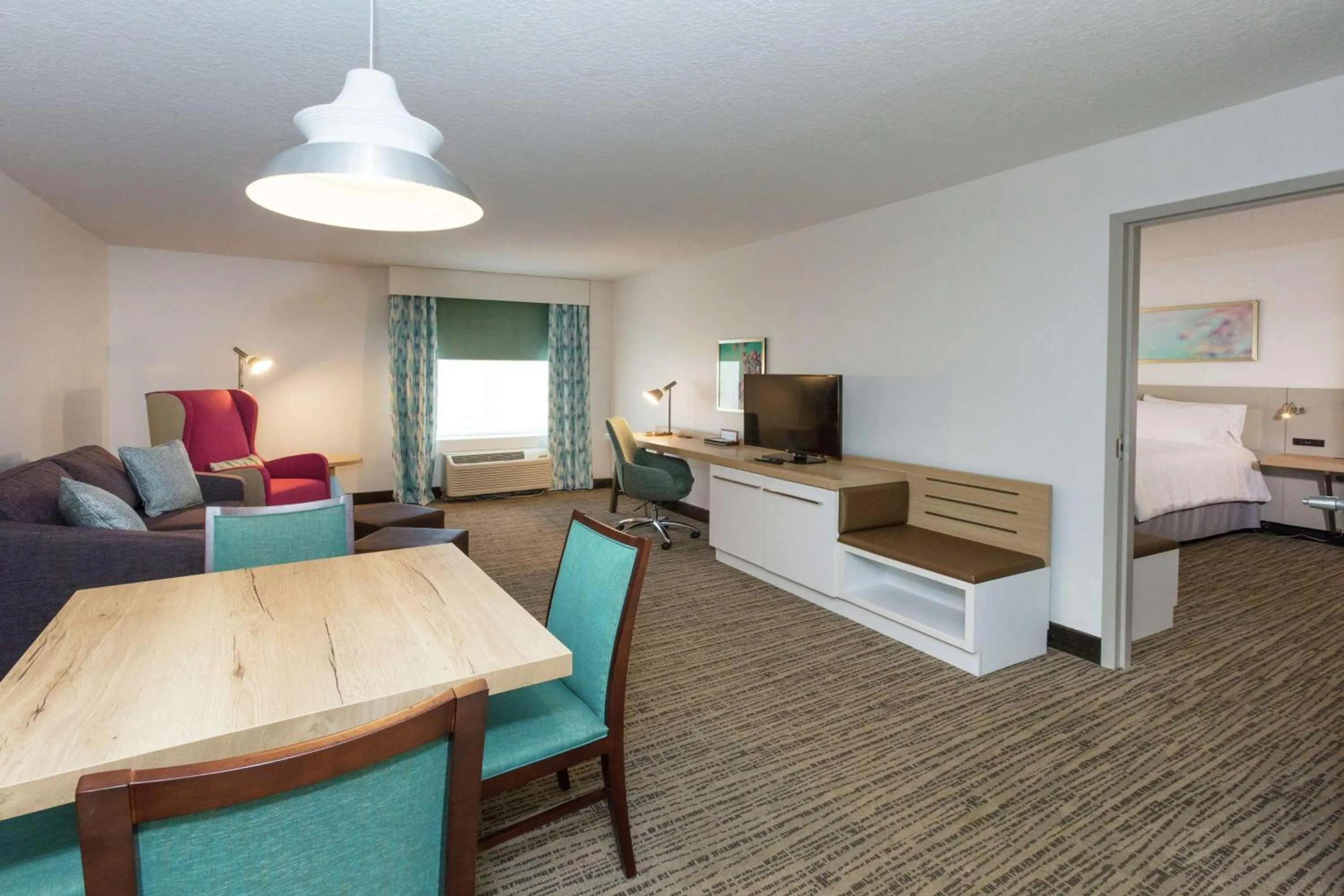 Living room, Bed in Hilton Garden Inn Saint Augustine Beach