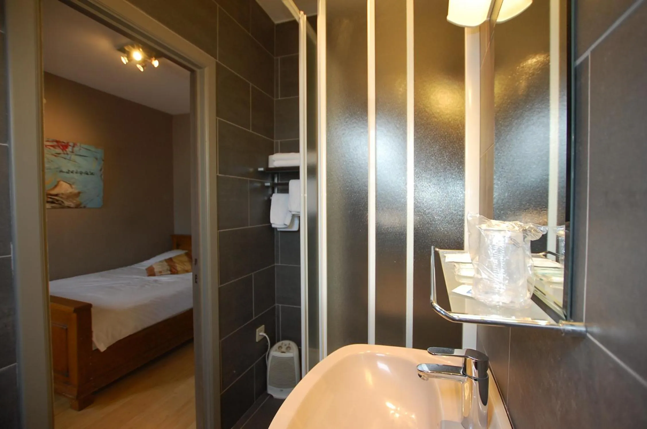 Bathroom, Bed in Hotel Piano 2 - Mont-St-Guibert - Louvain-la-Neuve