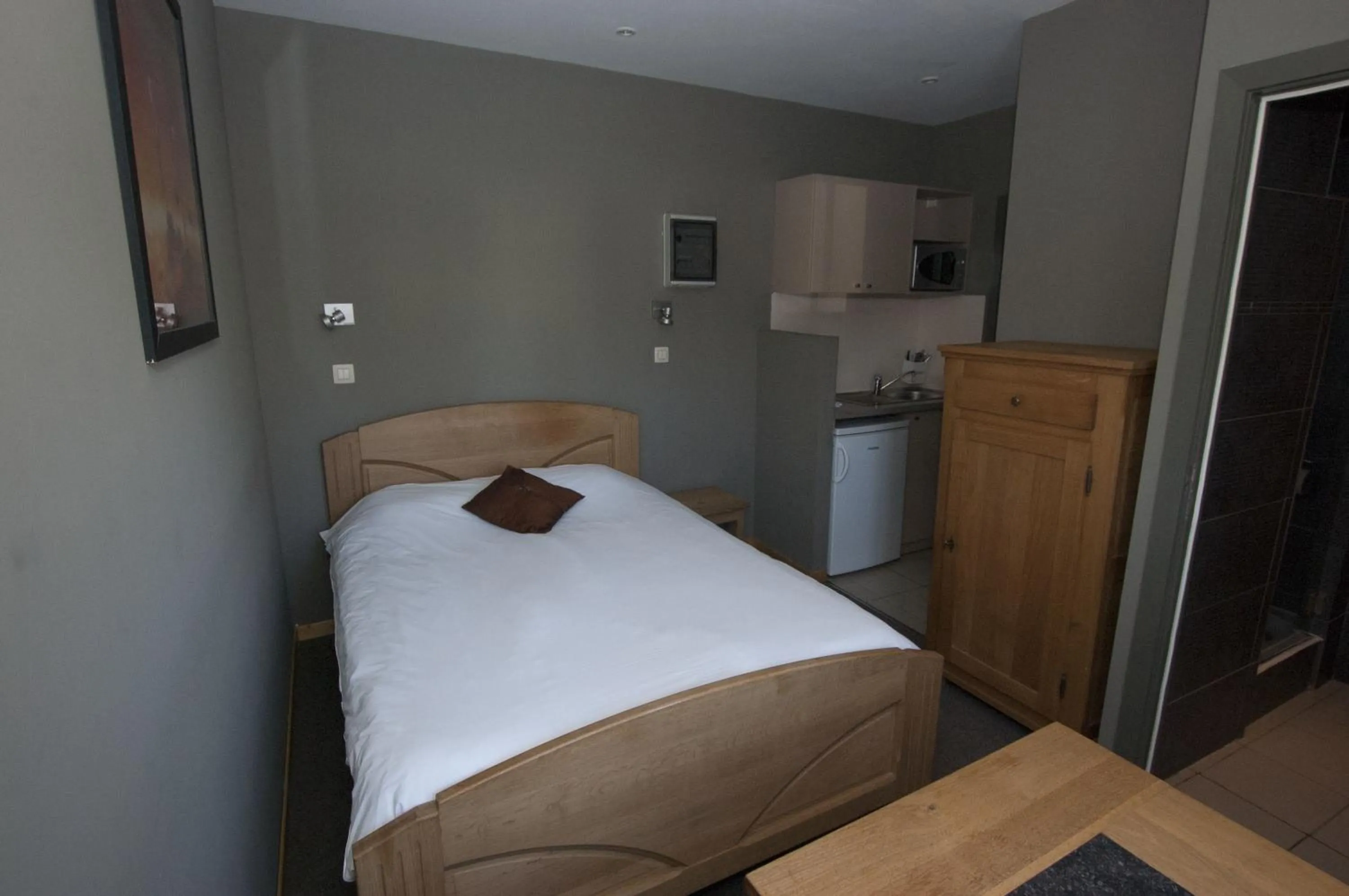 Kitchen or kitchenette, Bed in Hotel Piano 2 - Mont-St-Guibert - Louvain-la-Neuve