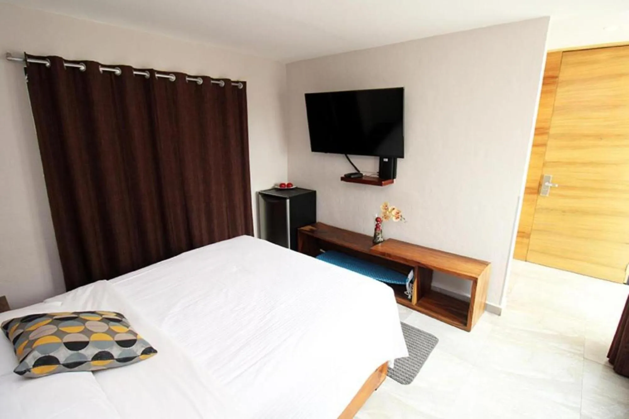 Communal lounge/ TV room in Rochester 10