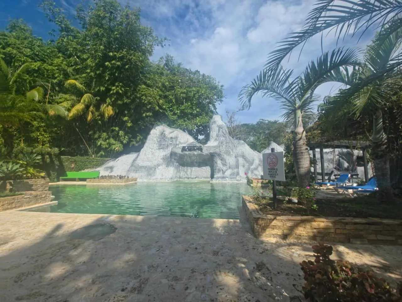 Swimming pool in Diuwak