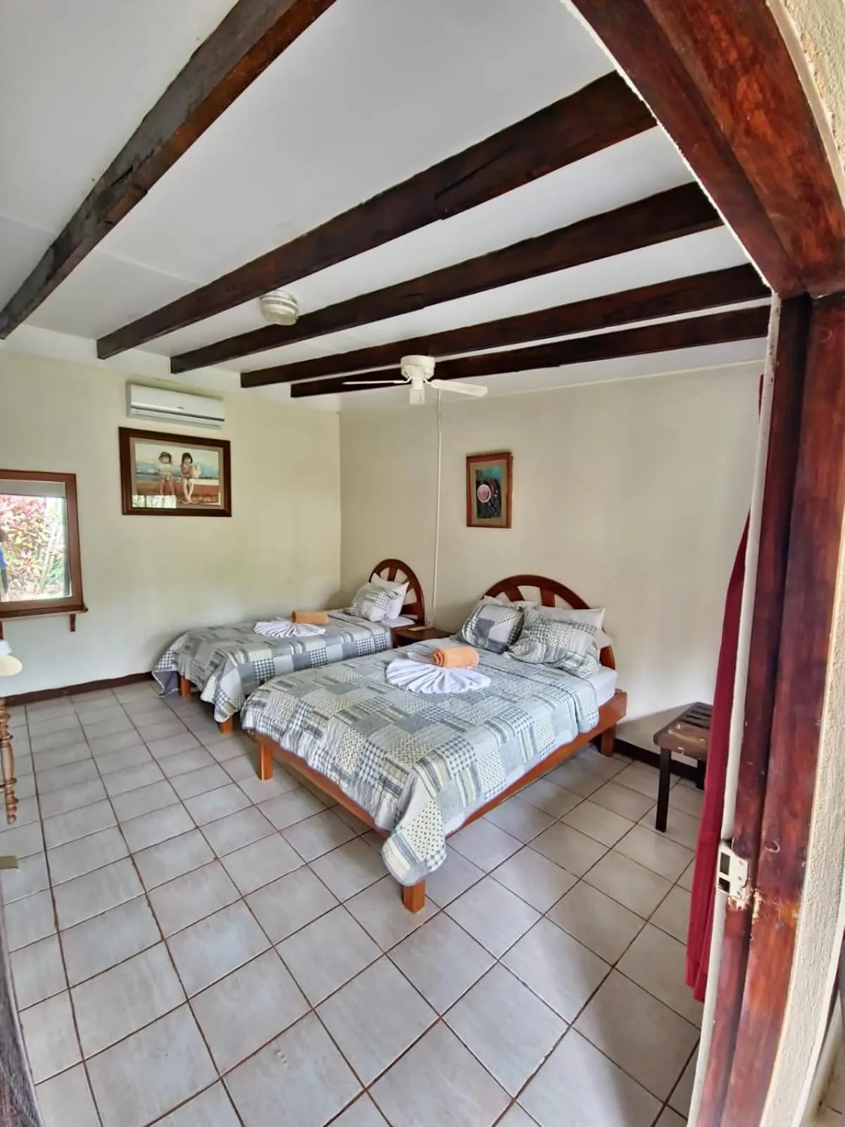 Photo of the whole room, Bed in Diuwak