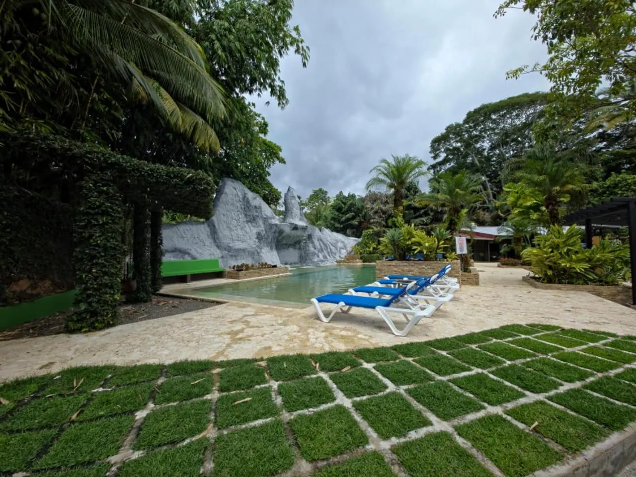 Swimming pool in Diuwak