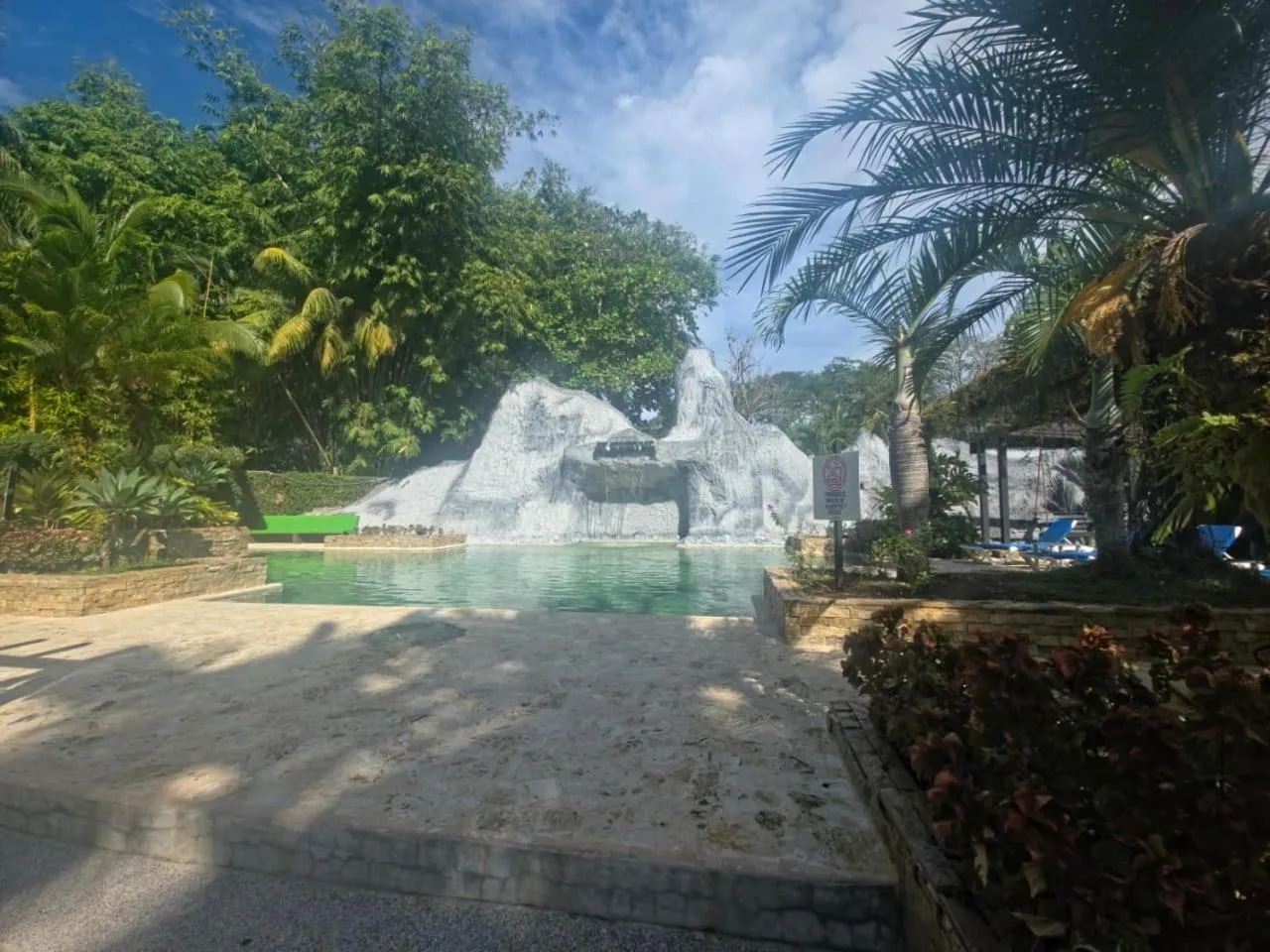 Swimming pool in Diuwak