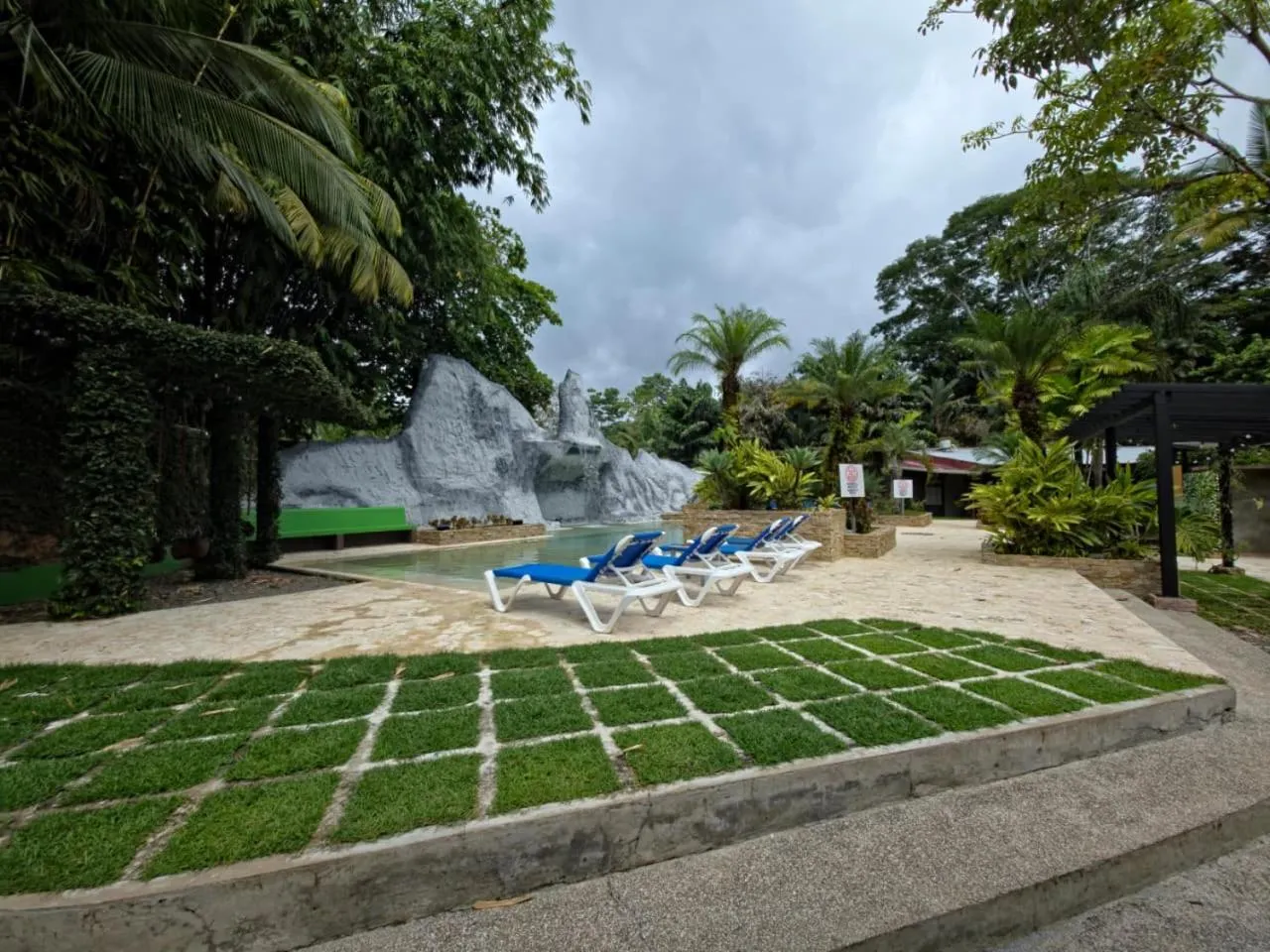 Swimming pool in Diuwak