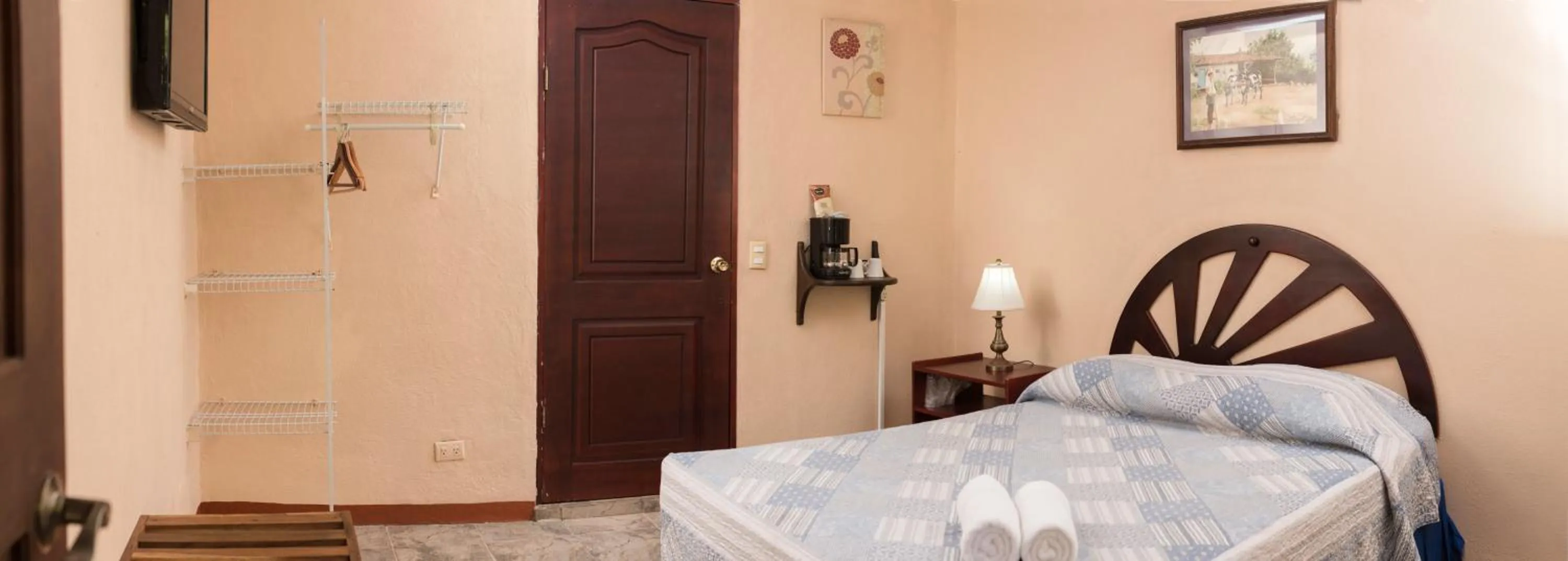 Photo of the whole room, Bed in Diuwak