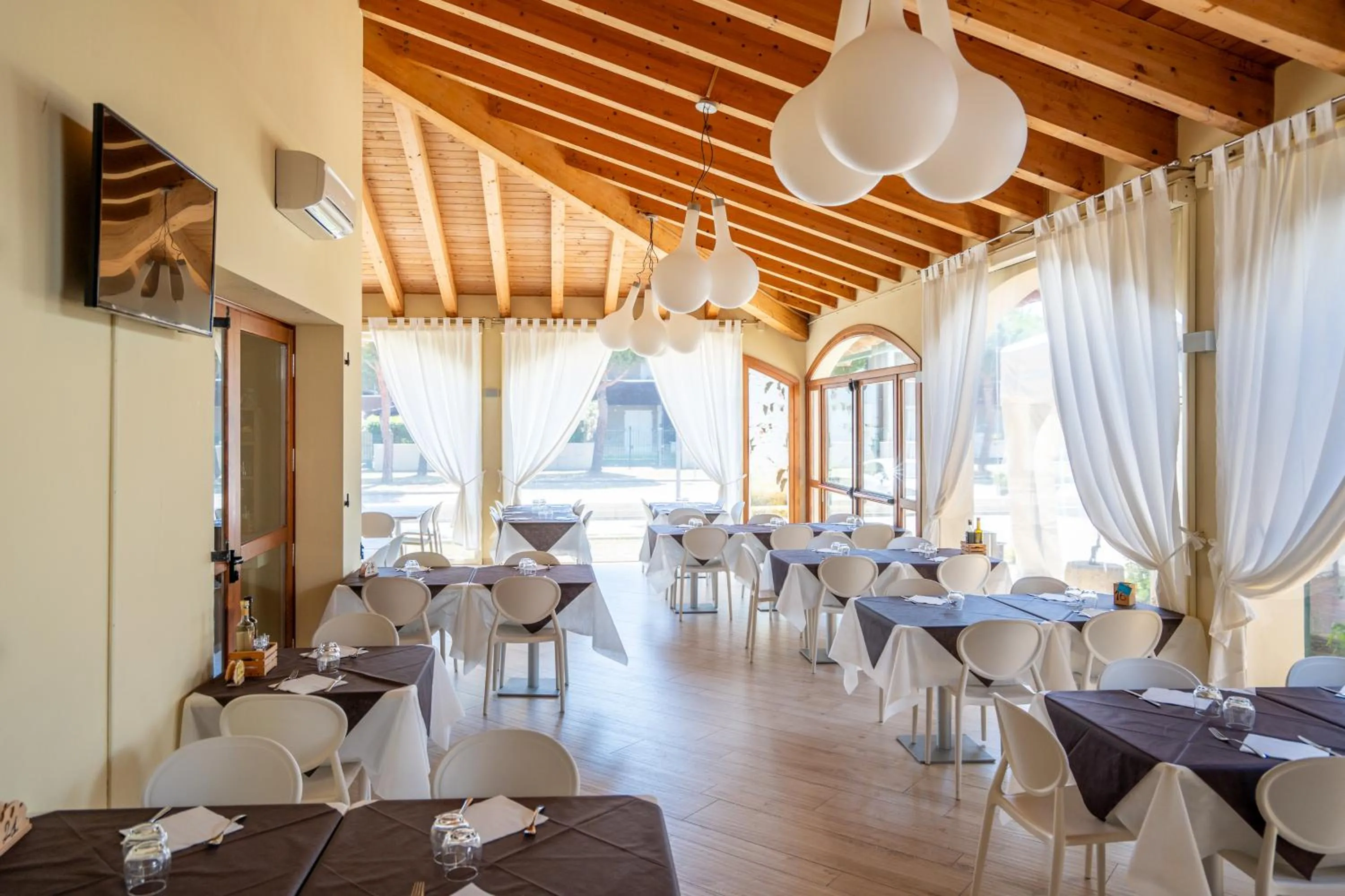 Restaurant/places to eat in Airone Bianco Residence Village