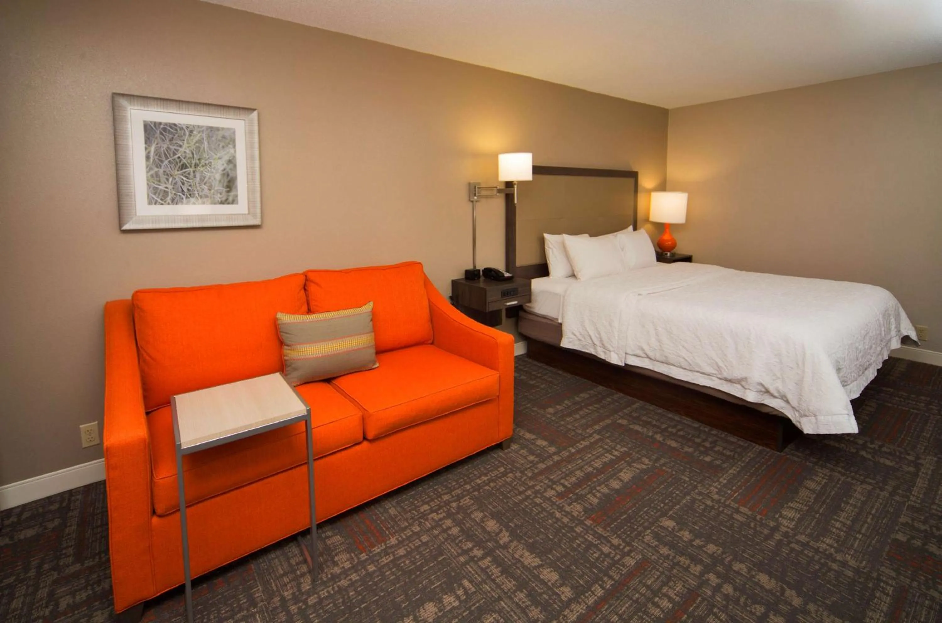 Bed in Hampton Inn & Suites Valdosta/Conference Center