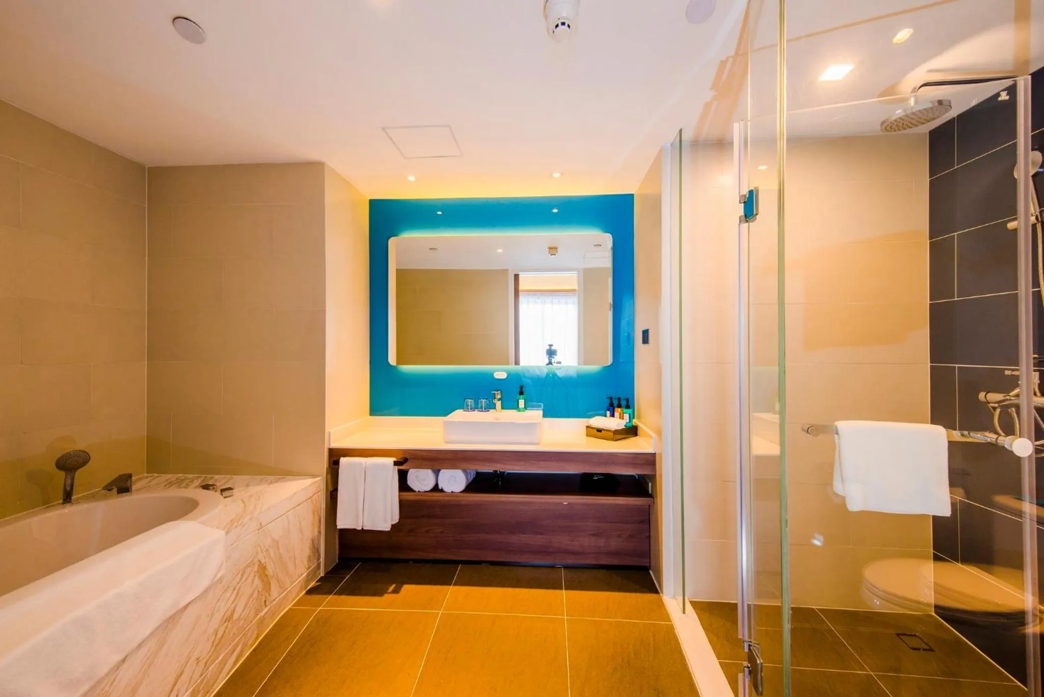 Photo of the whole room, Bed in Holiday Inn Express Yinchuan Downtown by IHG