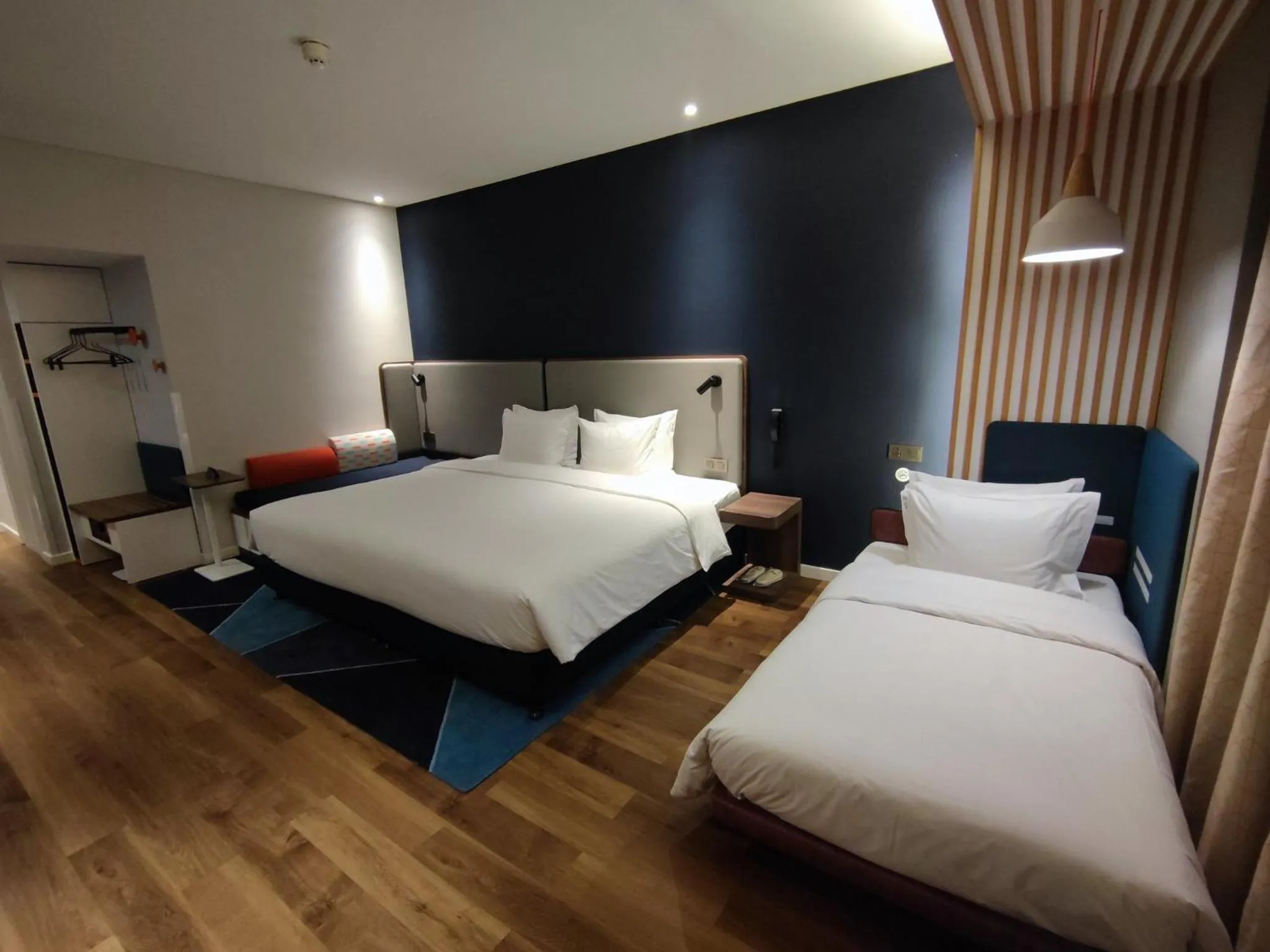 Photo of the whole room, Bed in Holiday Inn Express Yinchuan Downtown by IHG