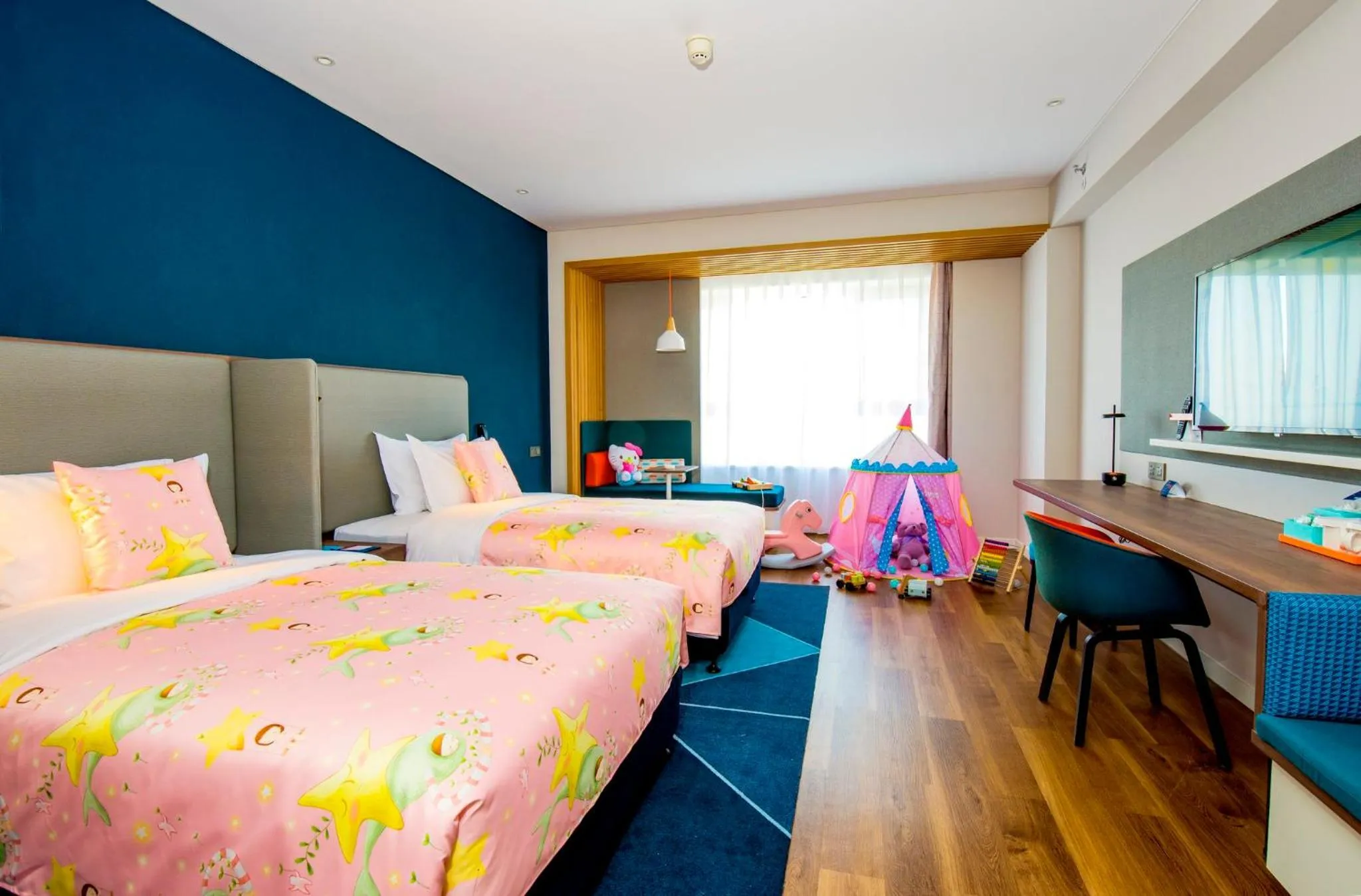 Photo of the whole room, Bed in Holiday Inn Express Yinchuan Downtown by IHG