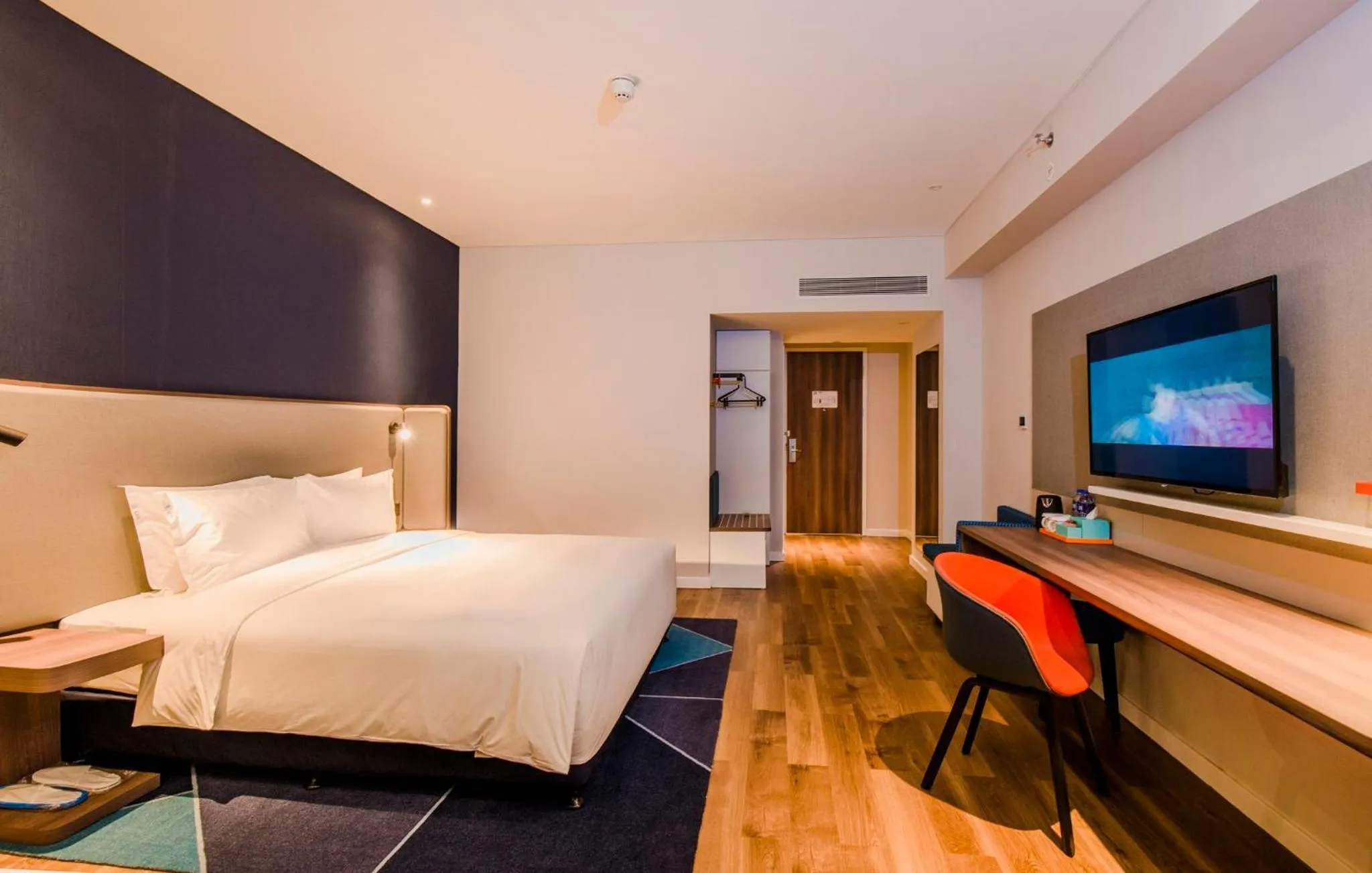 Photo of the whole room, Bed in Holiday Inn Express Yinchuan Downtown by IHG