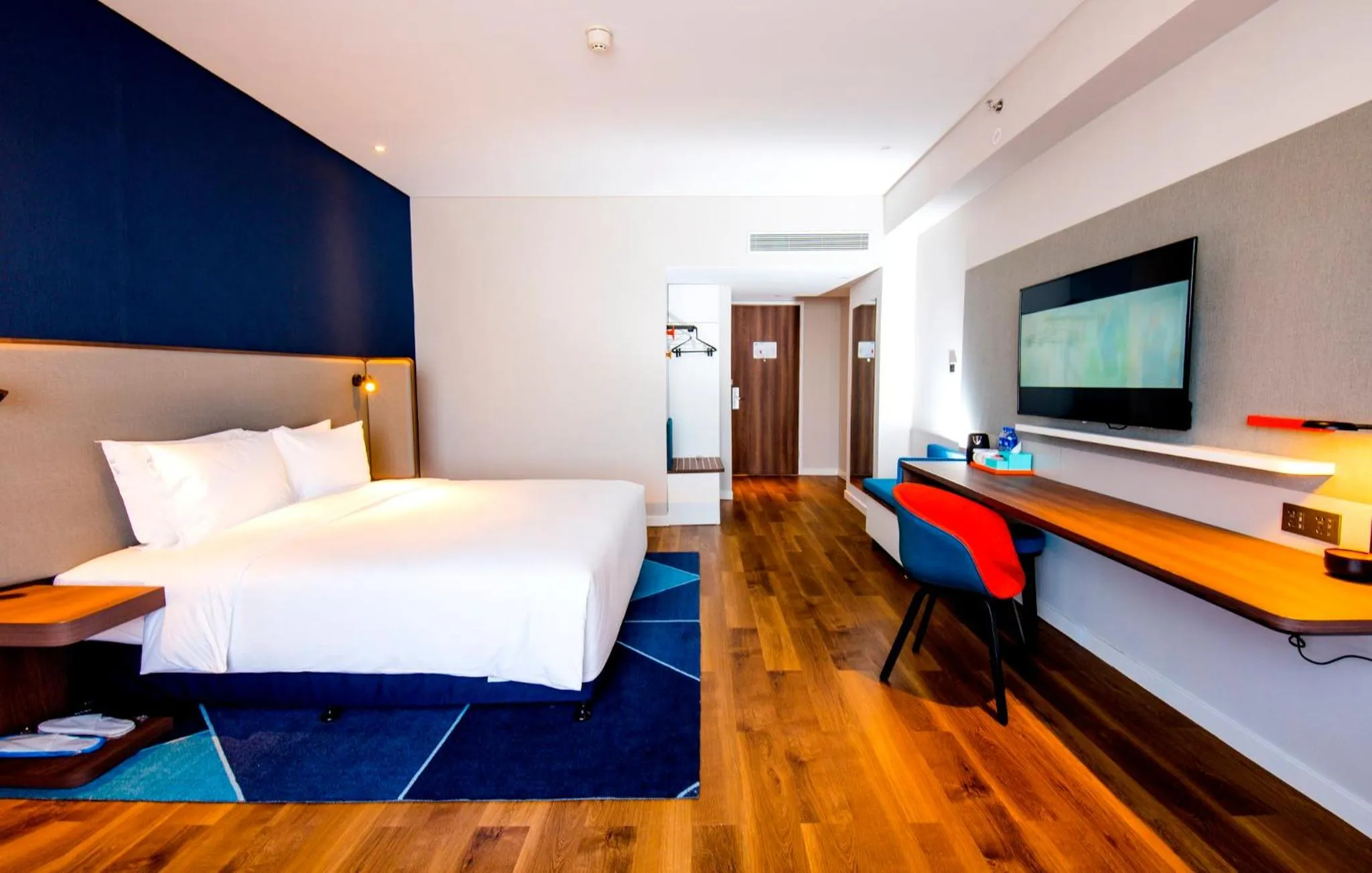 Photo of the whole room, Bed in Holiday Inn Express Yinchuan Downtown by IHG