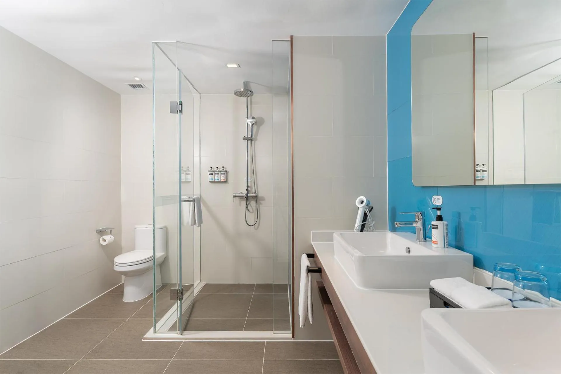 Shower in Holiday Inn Express Yinchuan Downtown by IHG