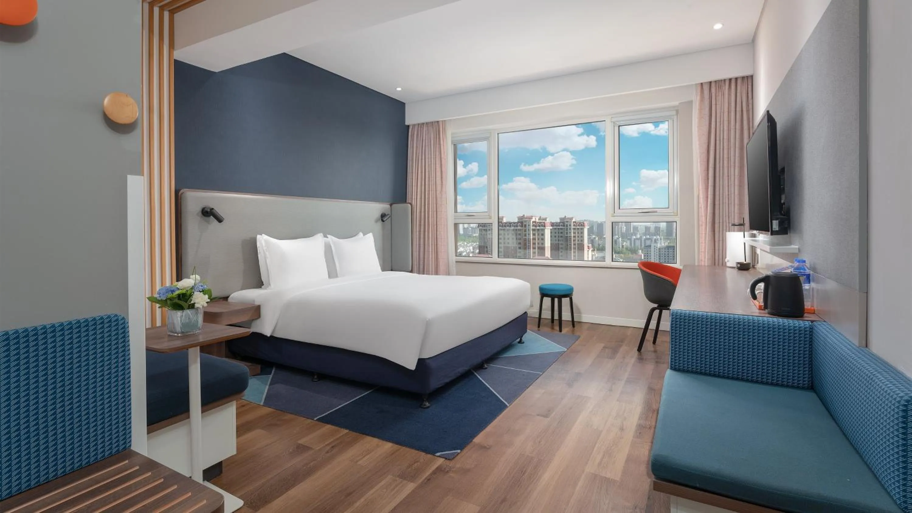 Photo of the whole room, Bed in Holiday Inn Express Yinchuan Downtown by IHG