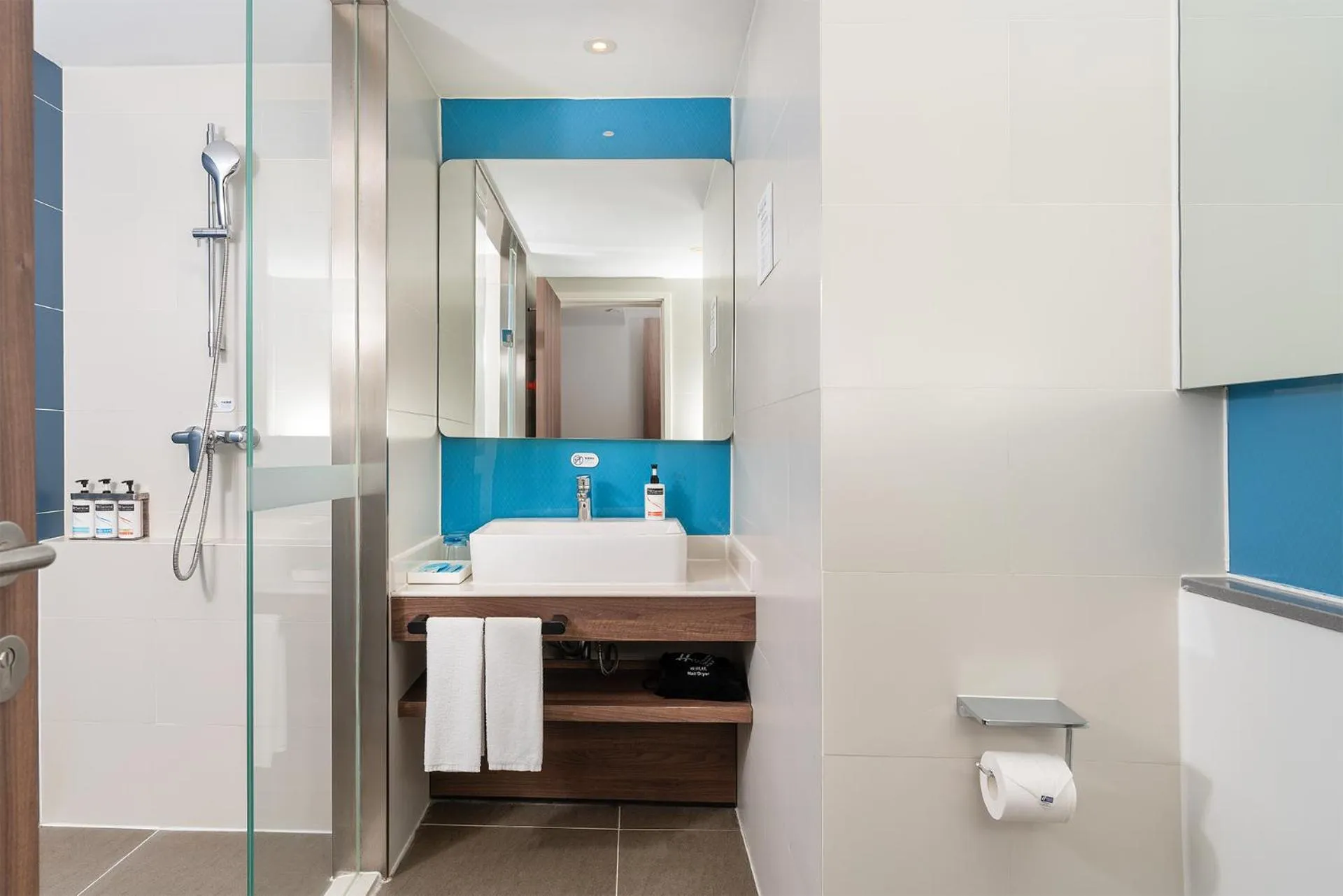 Shower in Holiday Inn Express Yinchuan Downtown by IHG