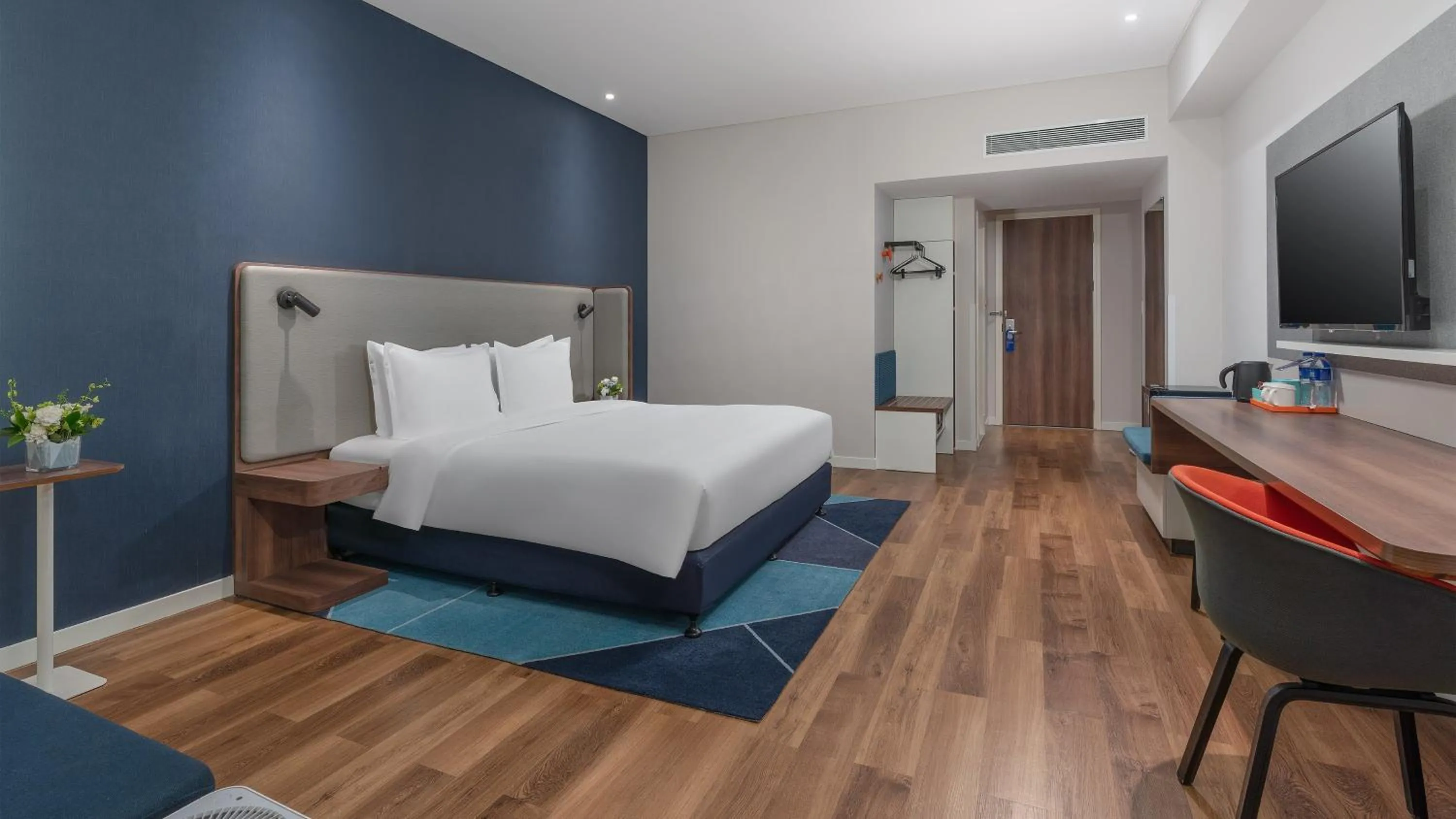 Photo of the whole room, Bed in Holiday Inn Express Yinchuan Downtown by IHG