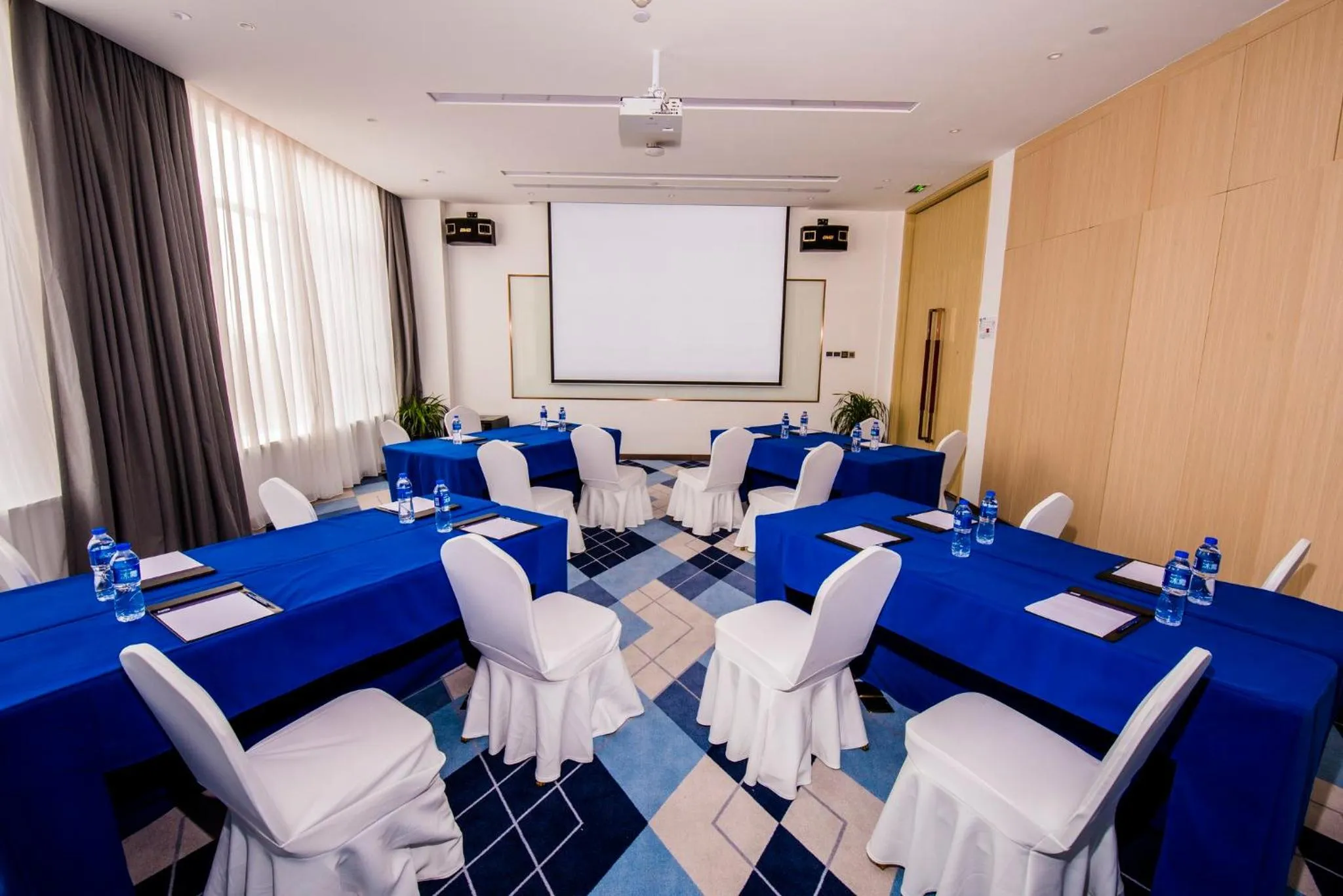 Meeting/conference room in Holiday Inn Express Yinchuan Downtown by IHG