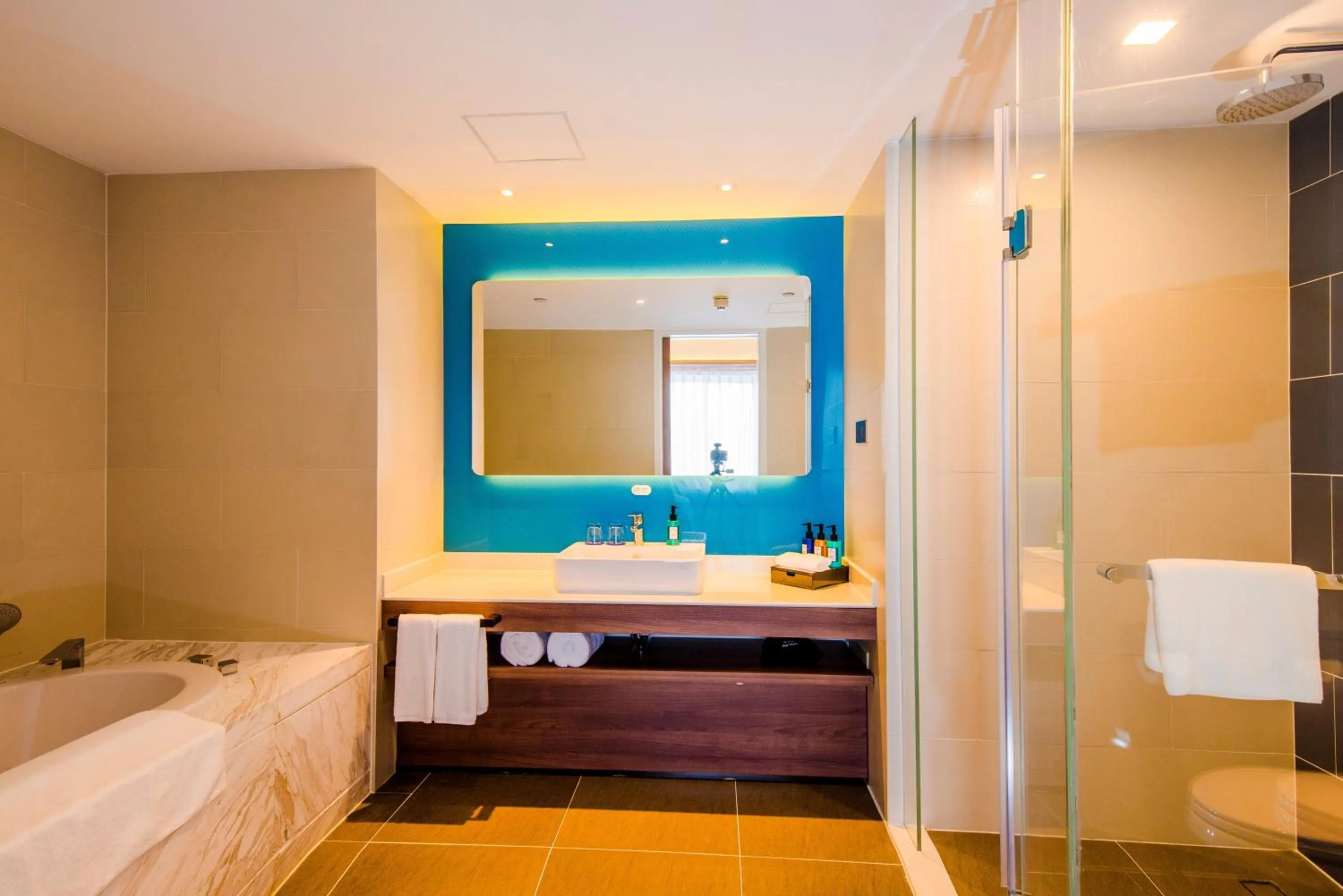 Toilet, Bed in Holiday Inn Express Yinchuan Downtown by IHG