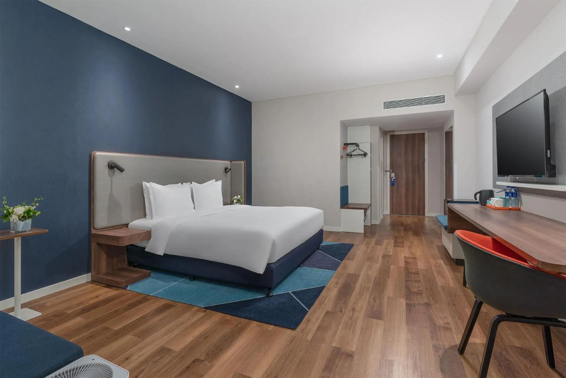 Photo of the whole room, Bed in Holiday Inn Express Yinchuan Downtown by IHG