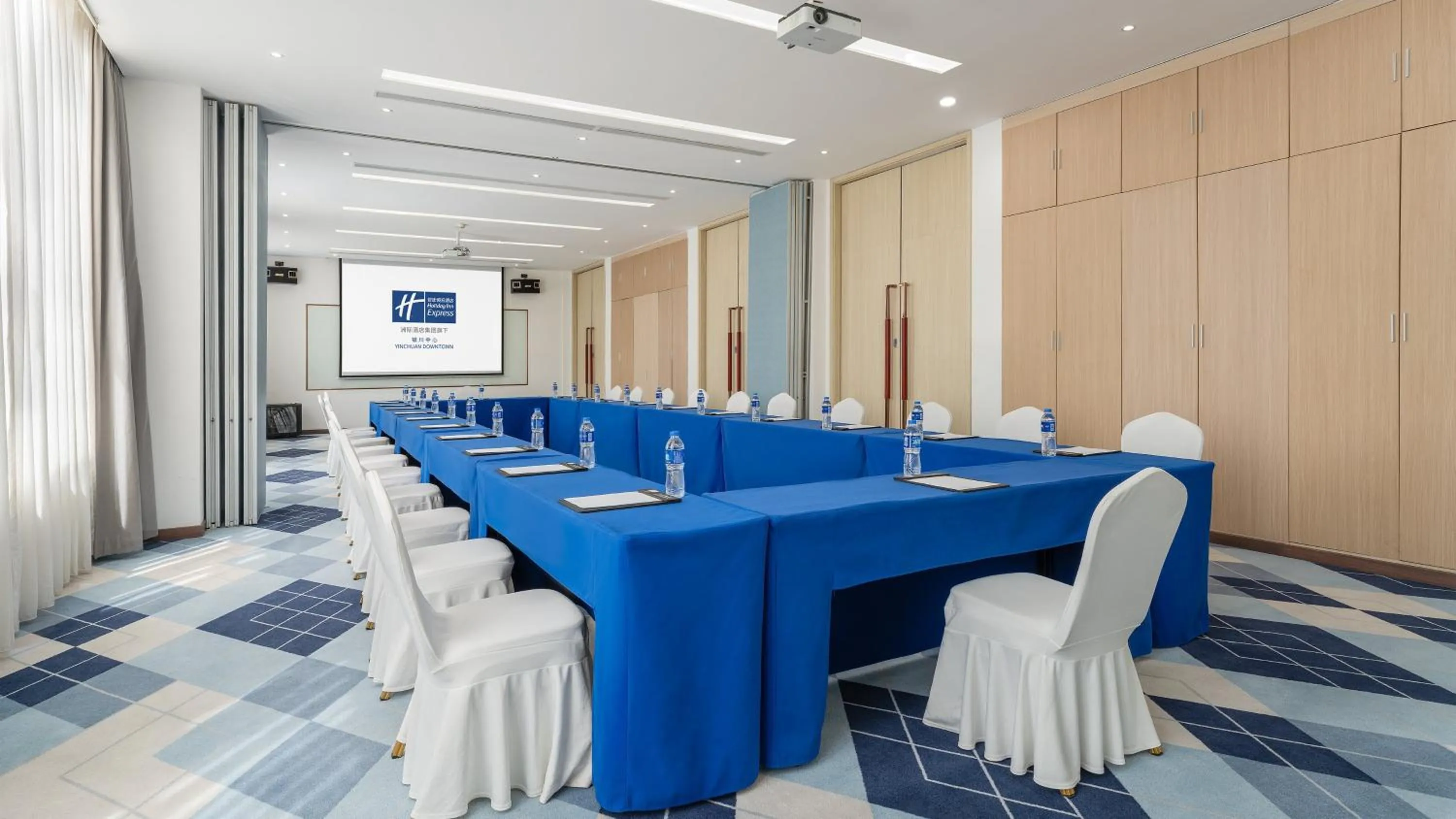 Meeting/conference room in Holiday Inn Express Yinchuan Downtown by IHG
