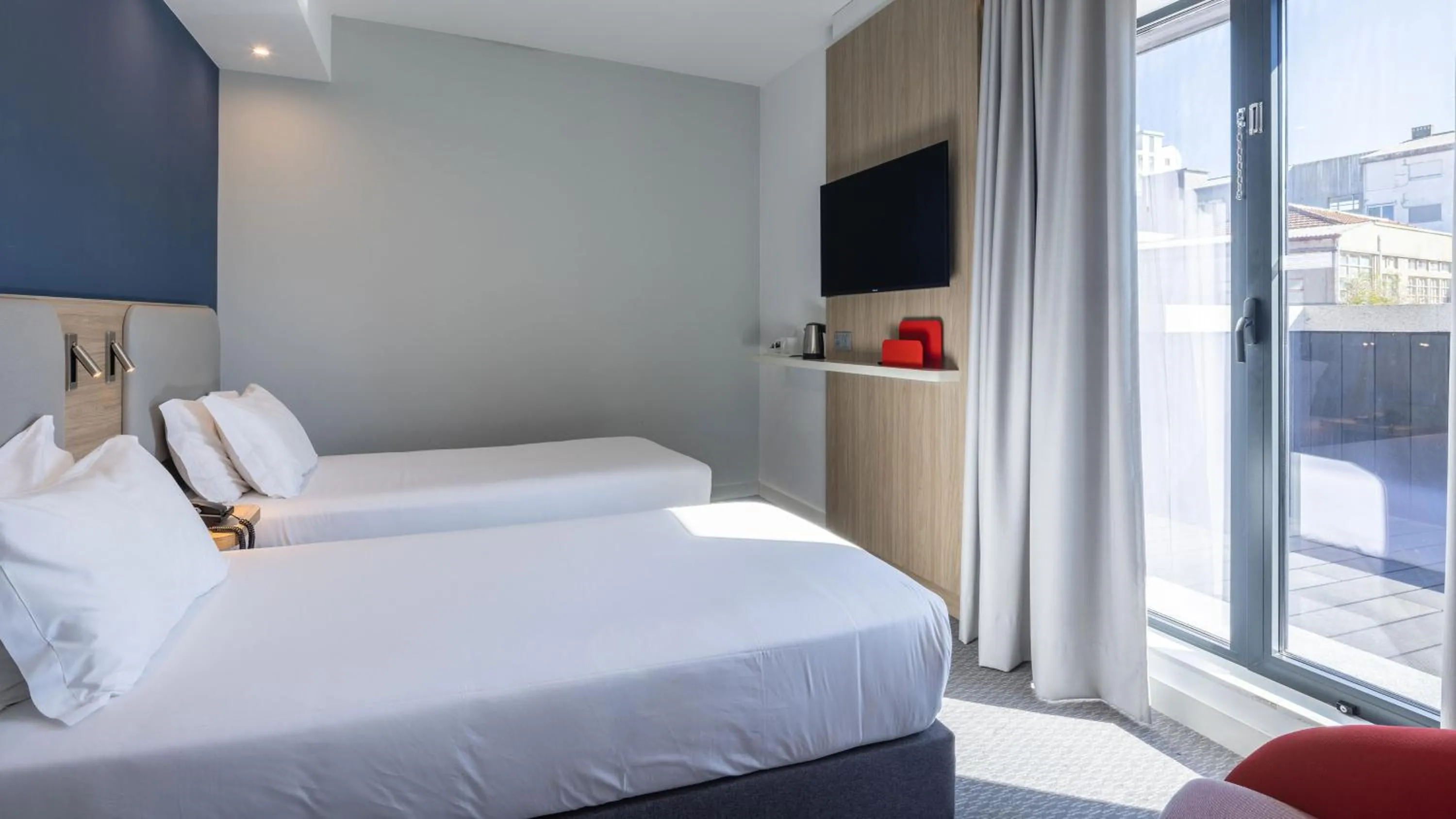 Photo of the whole room, Bed in Holiday Inn Express Porto City Centre by IHG