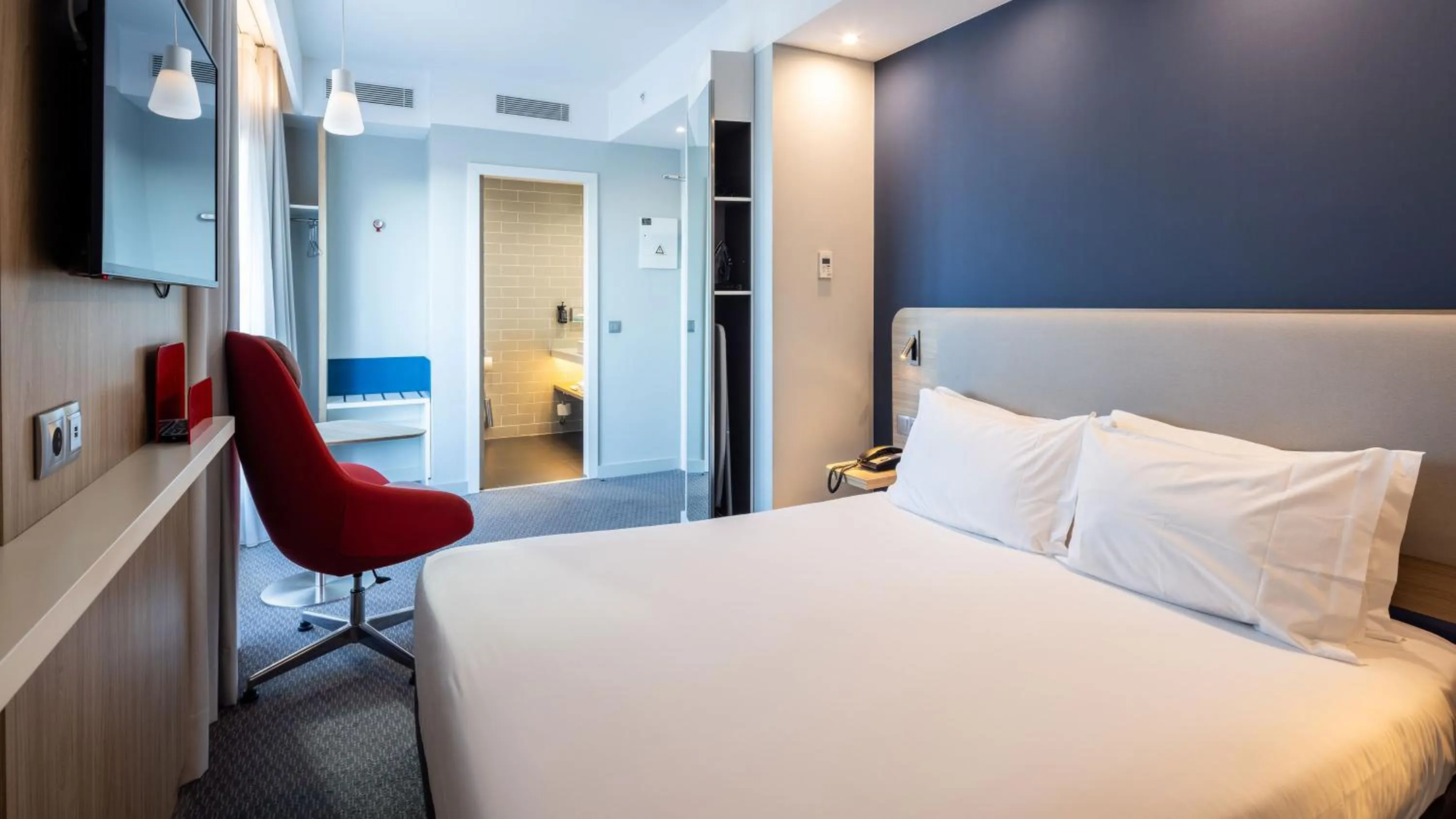 Photo of the whole room, Bed in Holiday Inn Express Porto City Centre by IHG