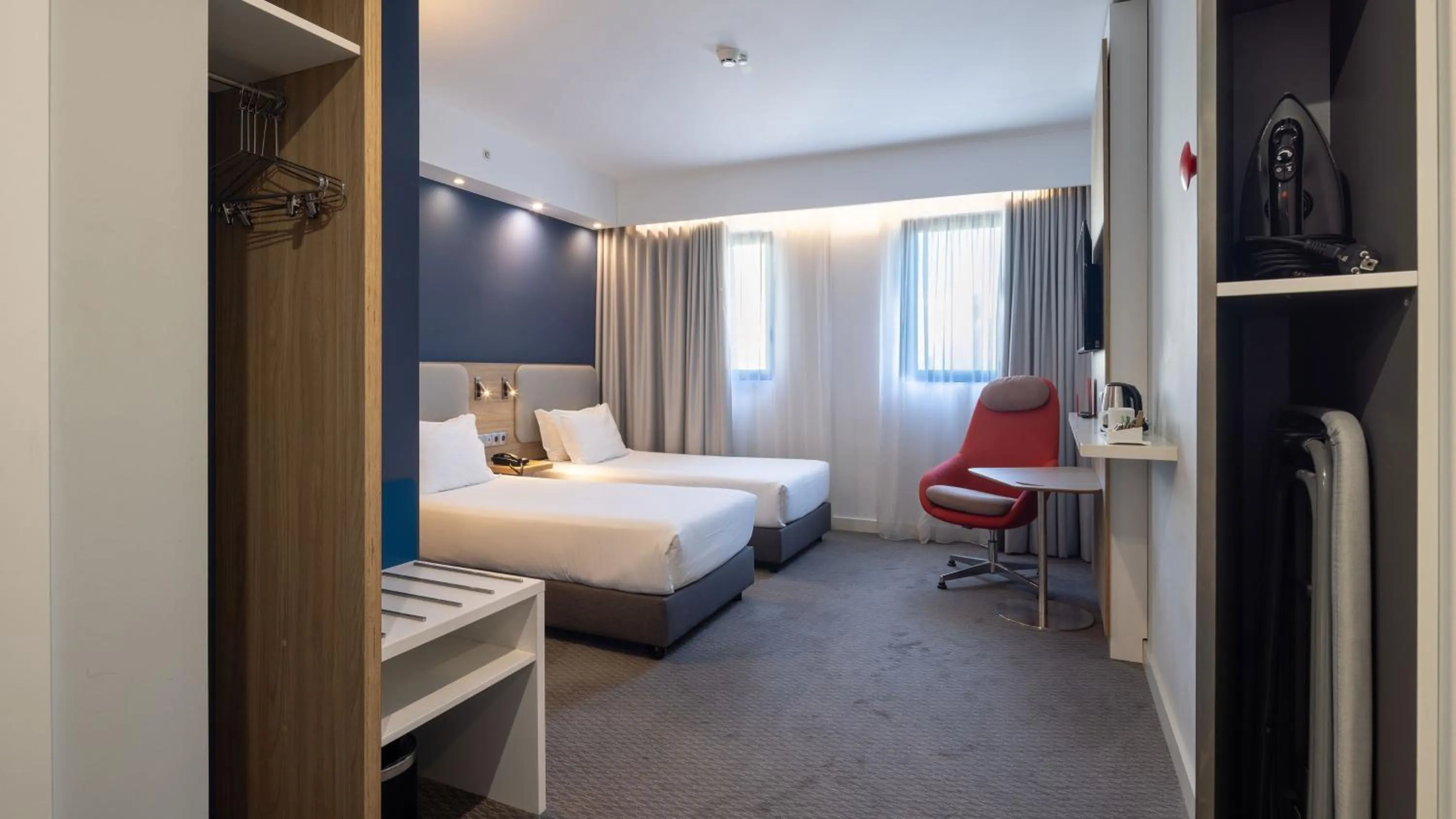 Photo of the whole room, Bed in Holiday Inn Express Porto City Centre by IHG