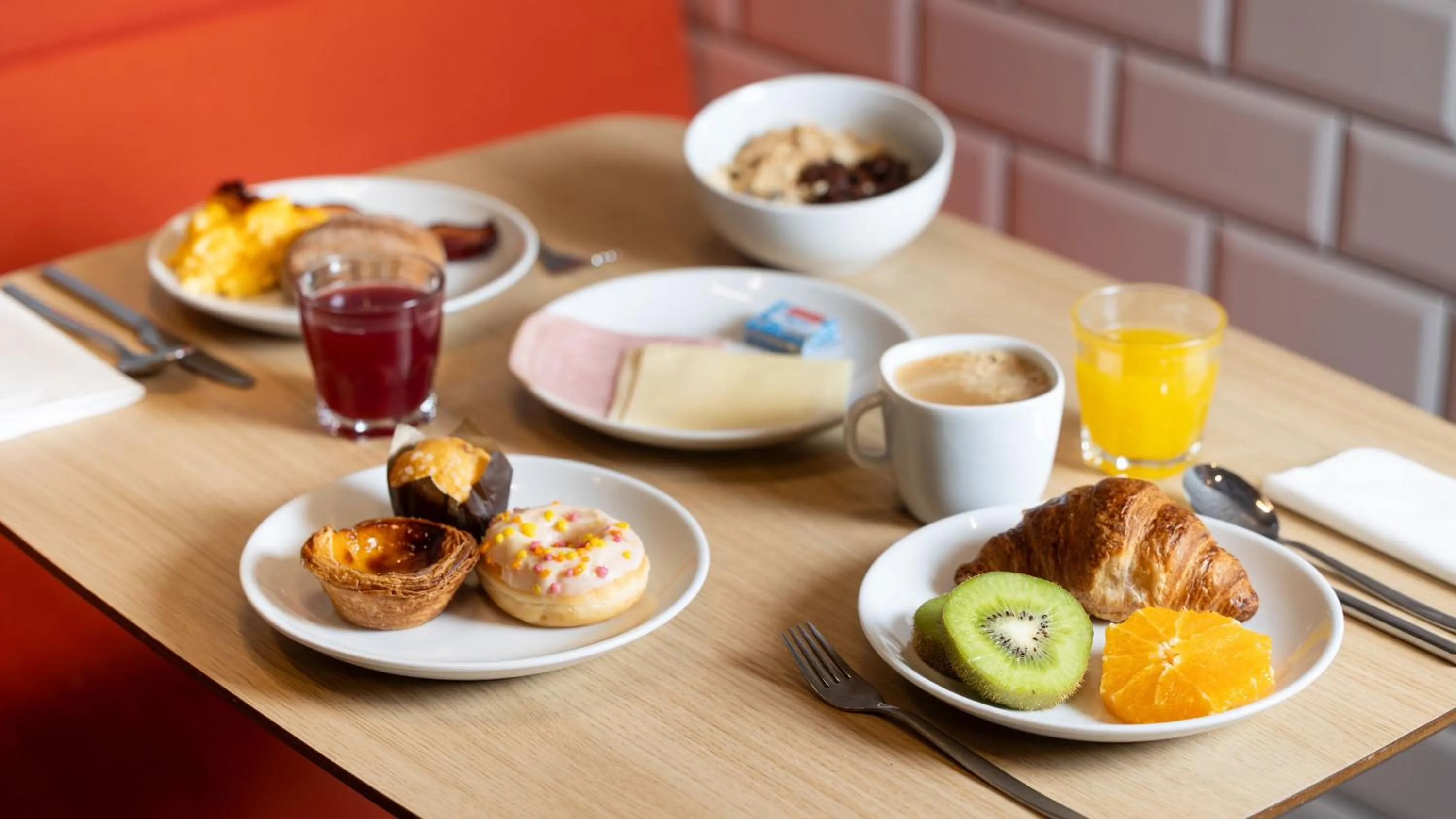 Restaurant/places to eat in Holiday Inn Express Porto City Centre by IHG