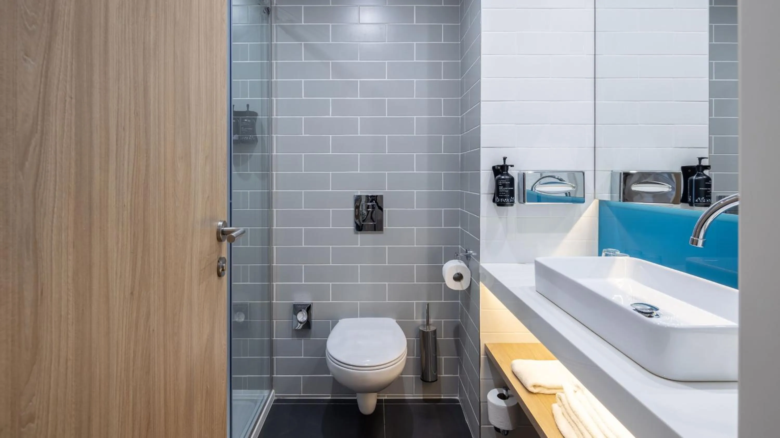 Photo of the whole room in Holiday Inn Express Porto City Centre by IHG