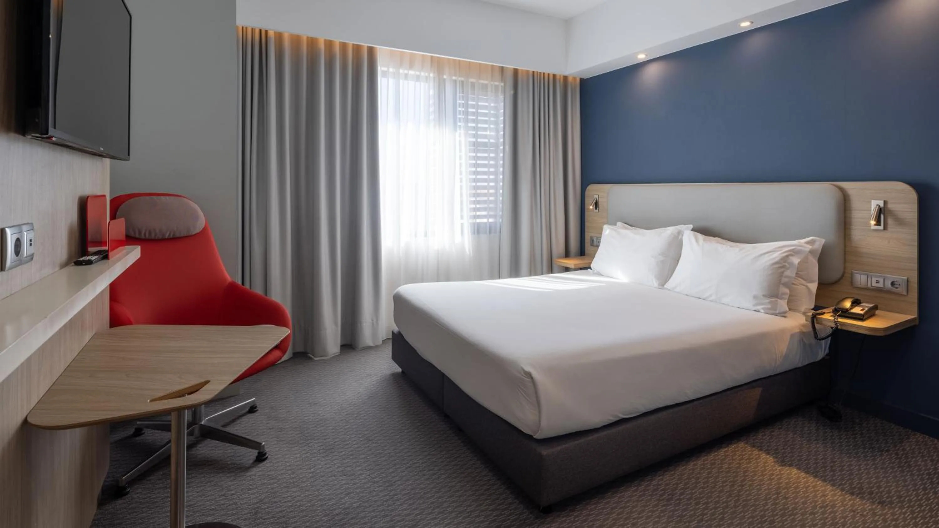 Photo of the whole room, Bed in Holiday Inn Express Porto City Centre by IHG