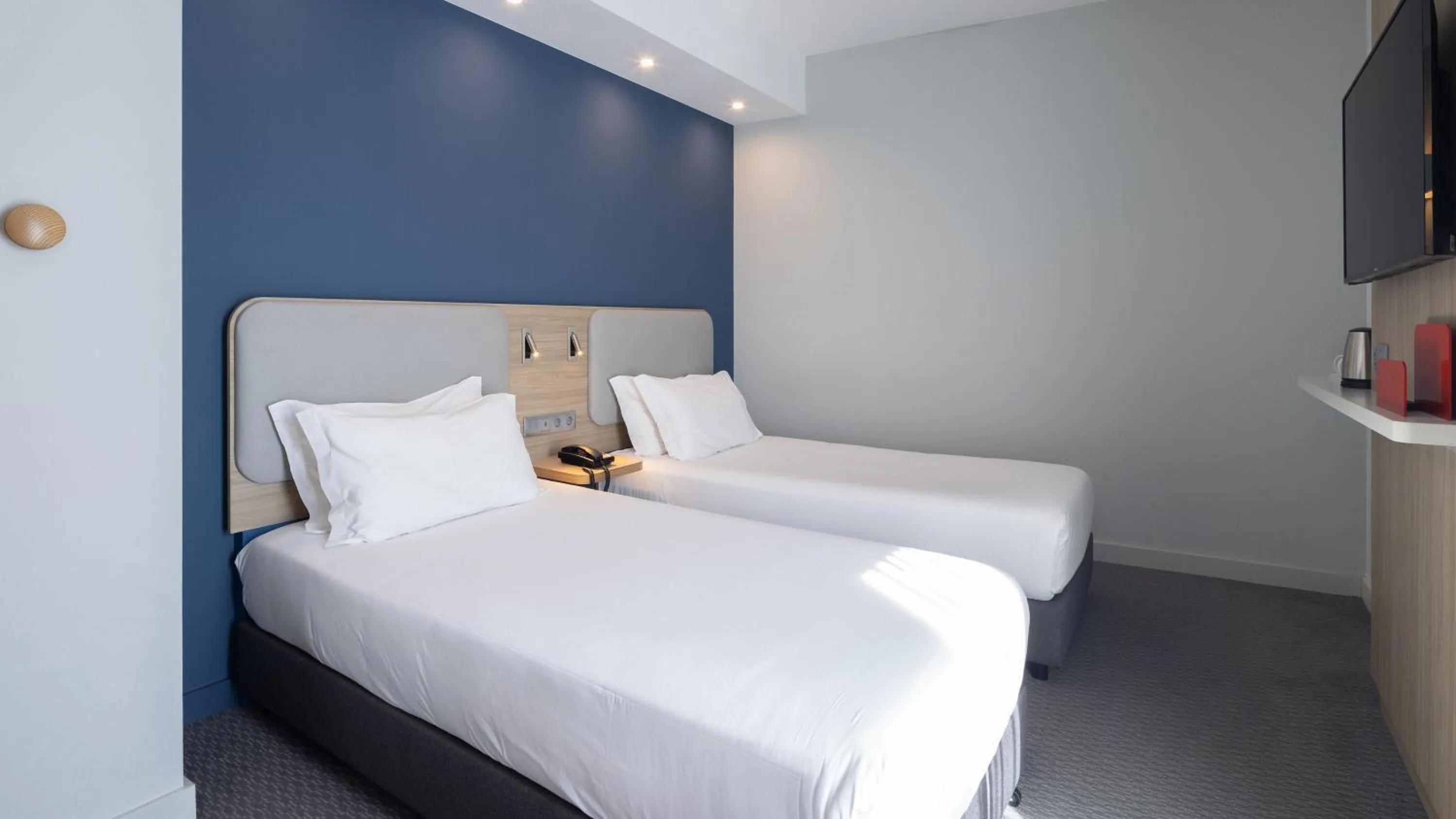 Photo of the whole room, Bed in Holiday Inn Express Porto City Centre by IHG