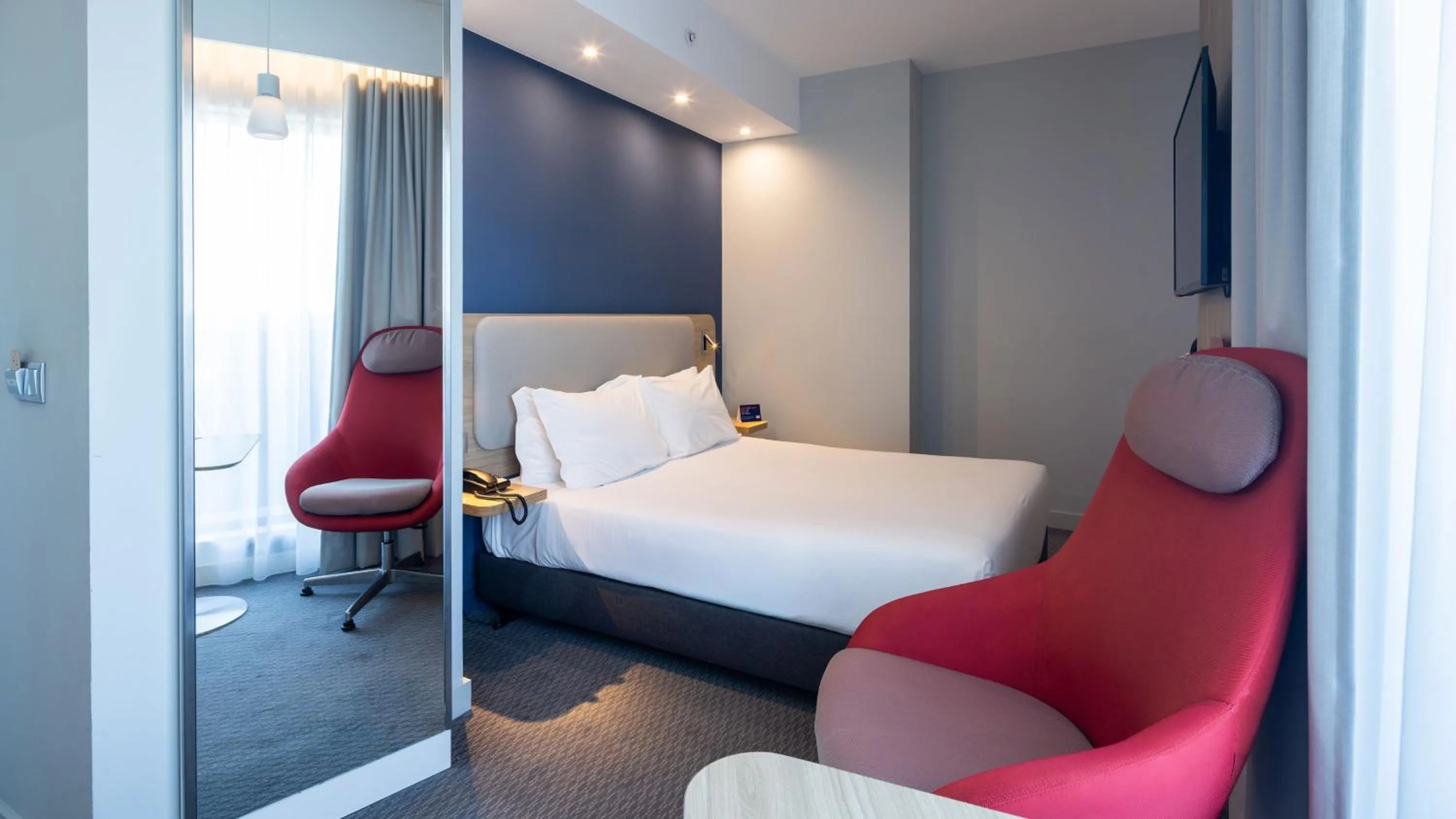 Photo of the whole room, Bed in Holiday Inn Express Porto City Centre by IHG