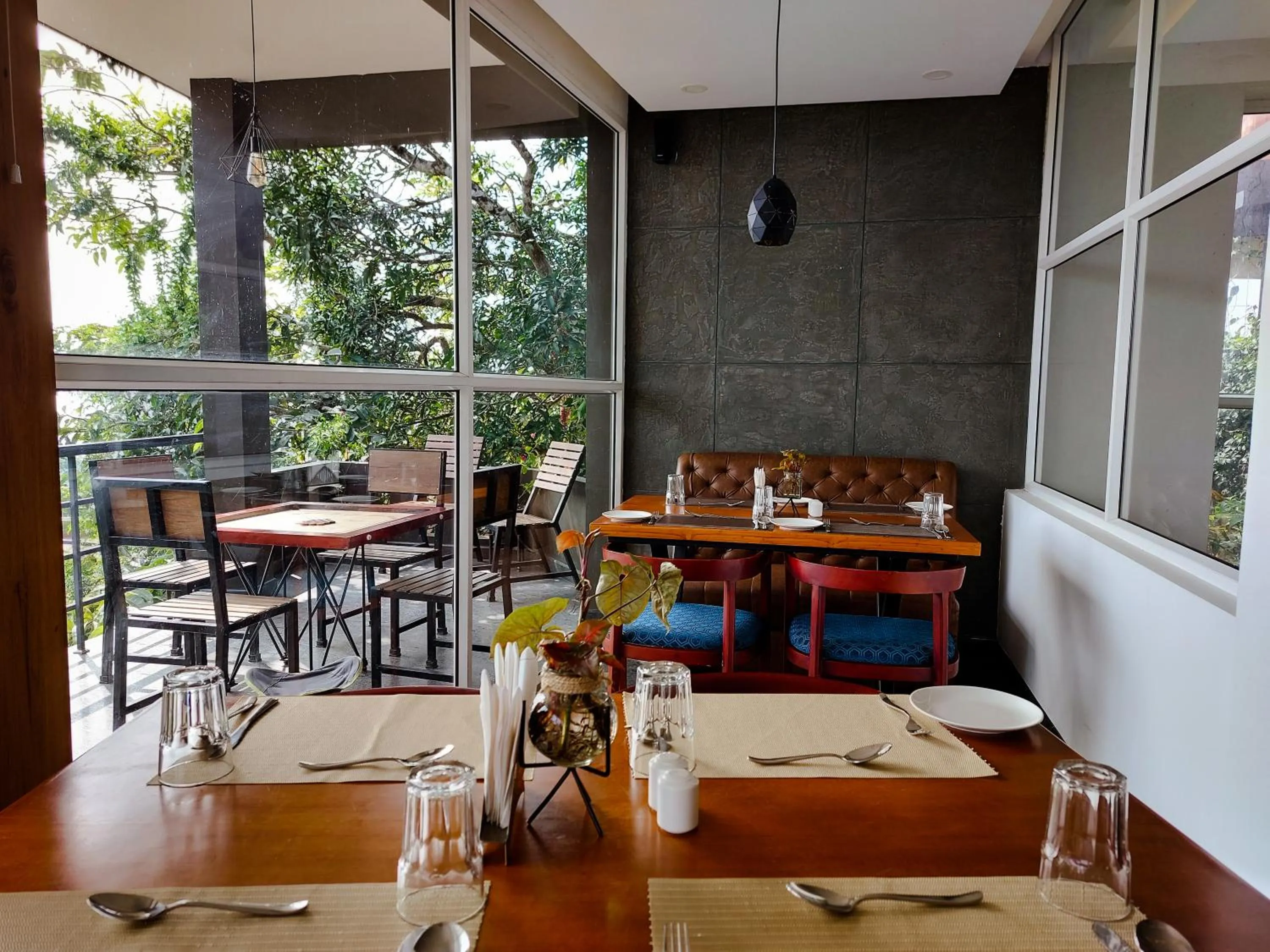 Restaurant/places to eat in Haze and Kites Resort Munnar