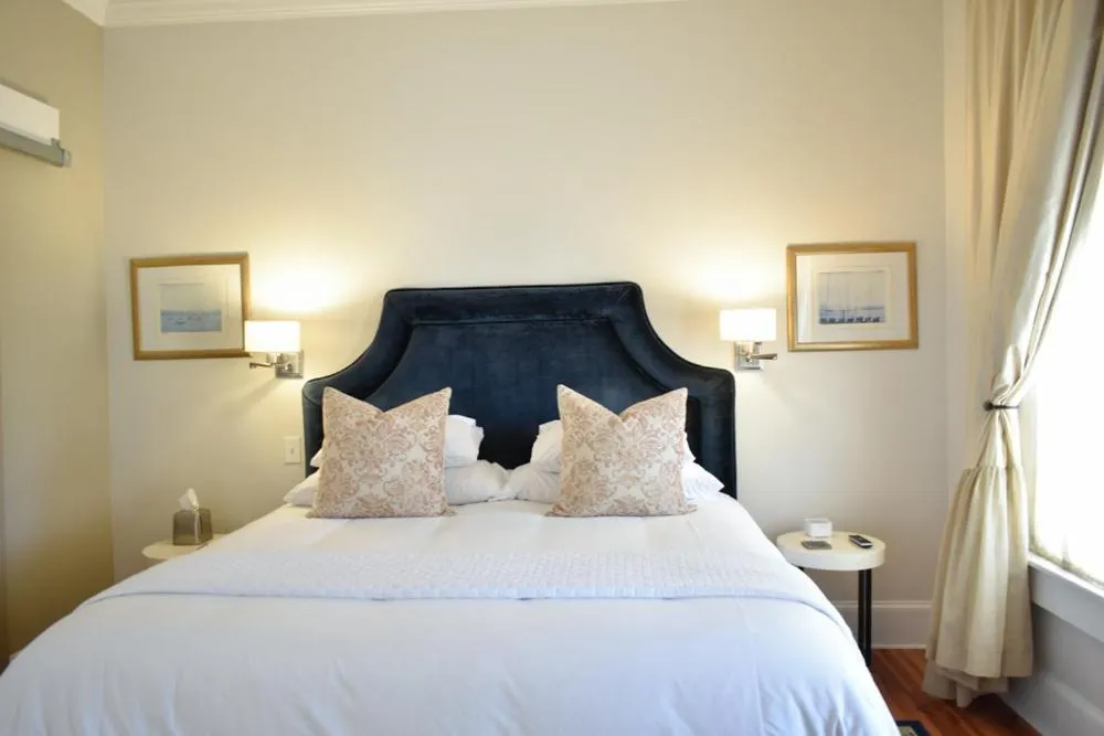 Bedroom, Bed in Sparrow Grove Manor