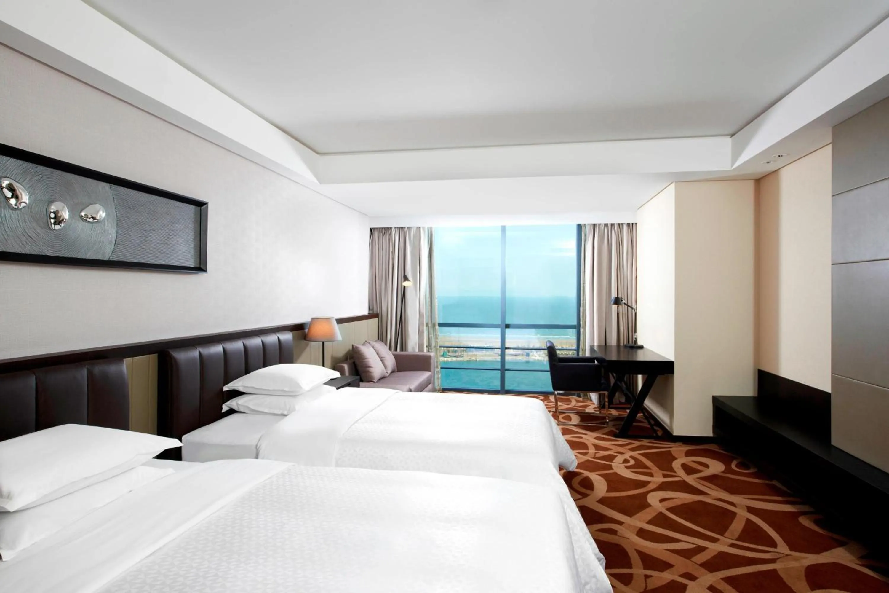 Photo of the whole room, Bed in Four Points by Sheraton Qingdao, West Coast