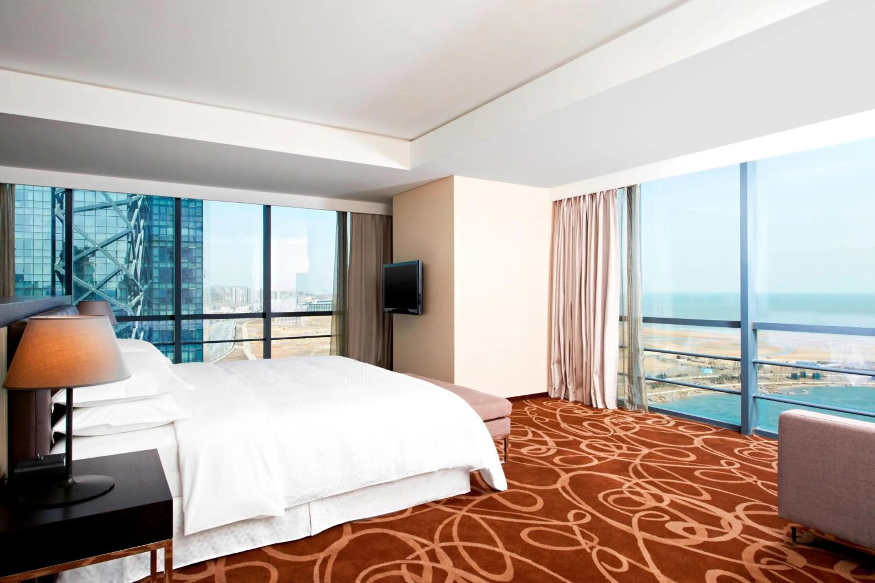 Photo of the whole room, Bed in Four Points by Sheraton Qingdao, West Coast