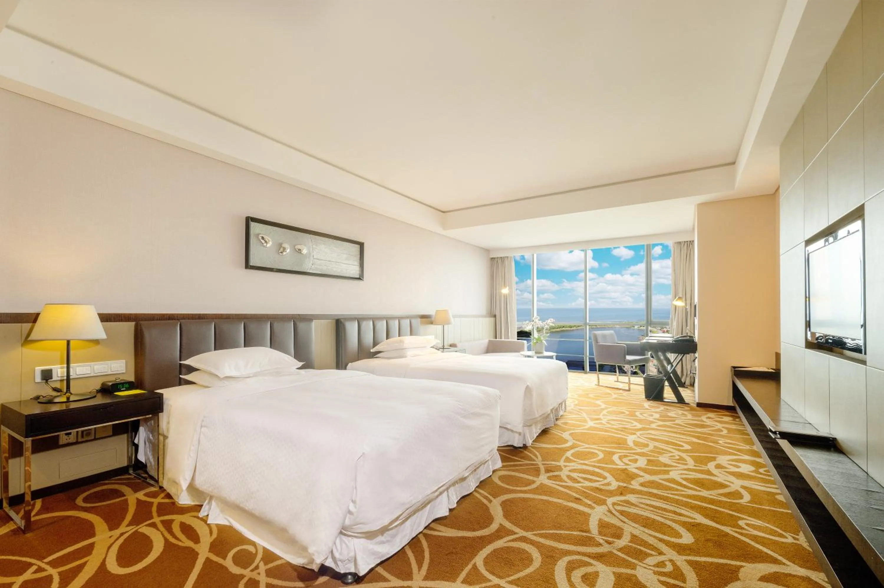 Photo of the whole room, Bed in Four Points by Sheraton Qingdao, West Coast