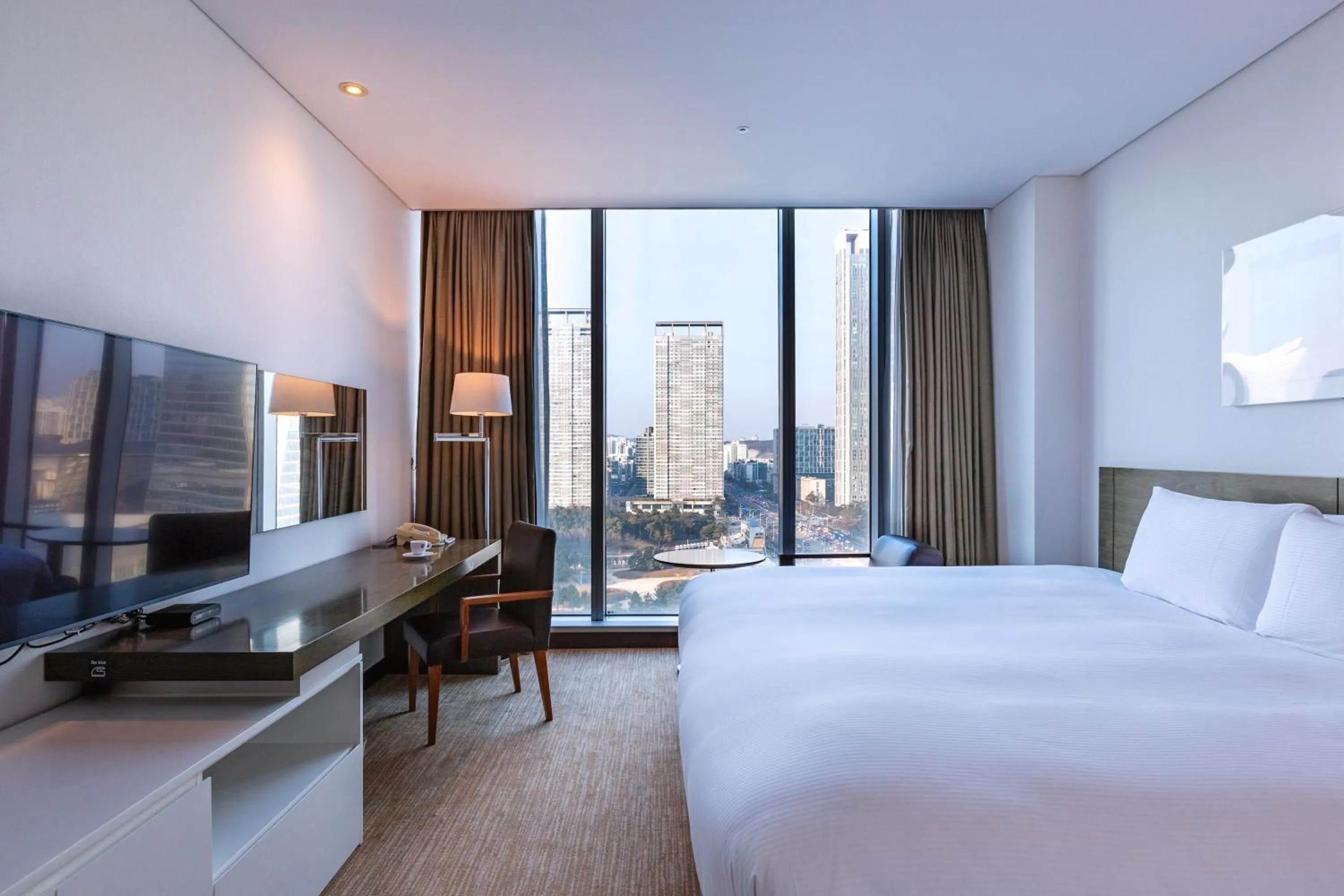 Bed in Orakai Songdo Park Hotel