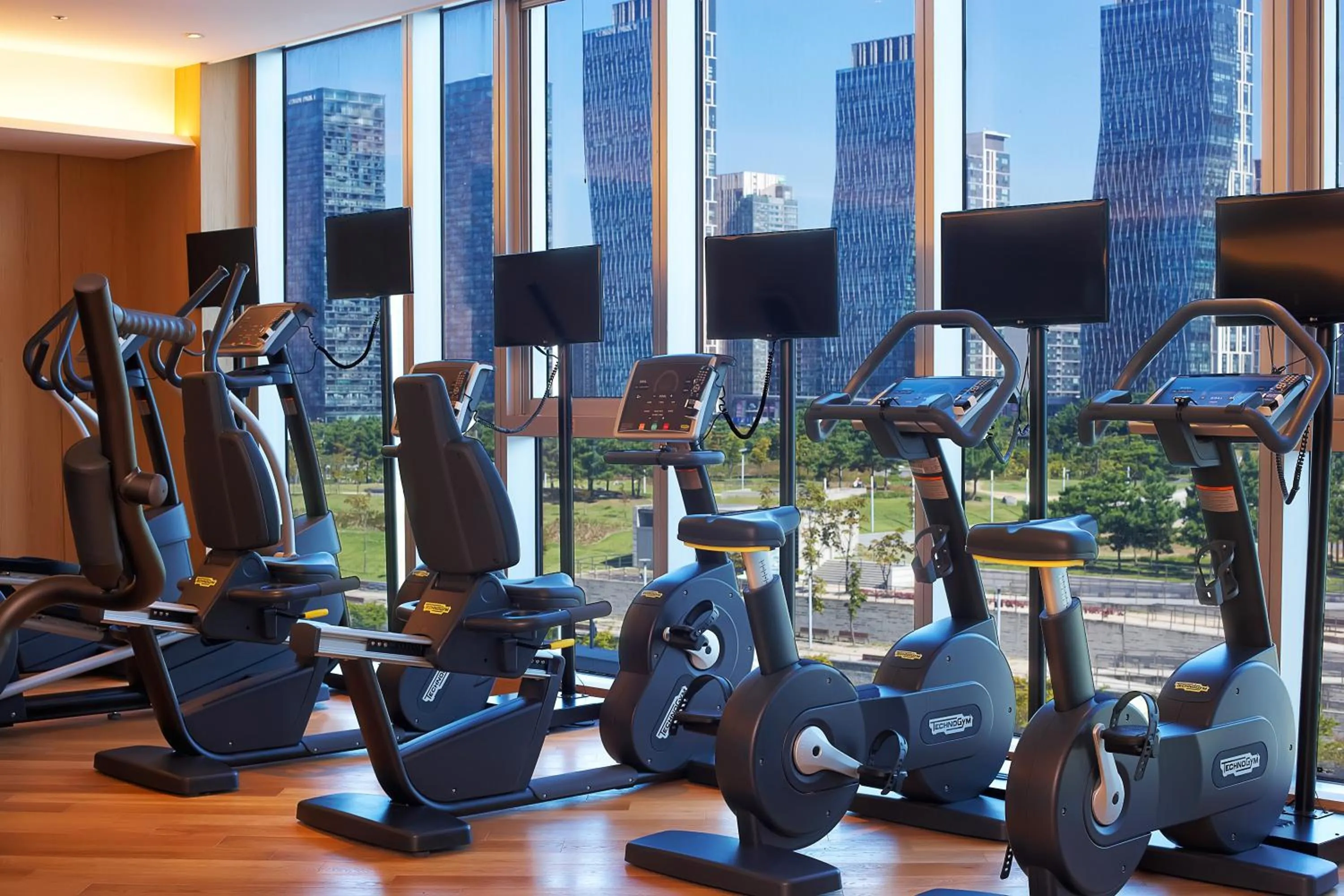 Fitness centre/facilities in Orakai Songdo Park Hotel