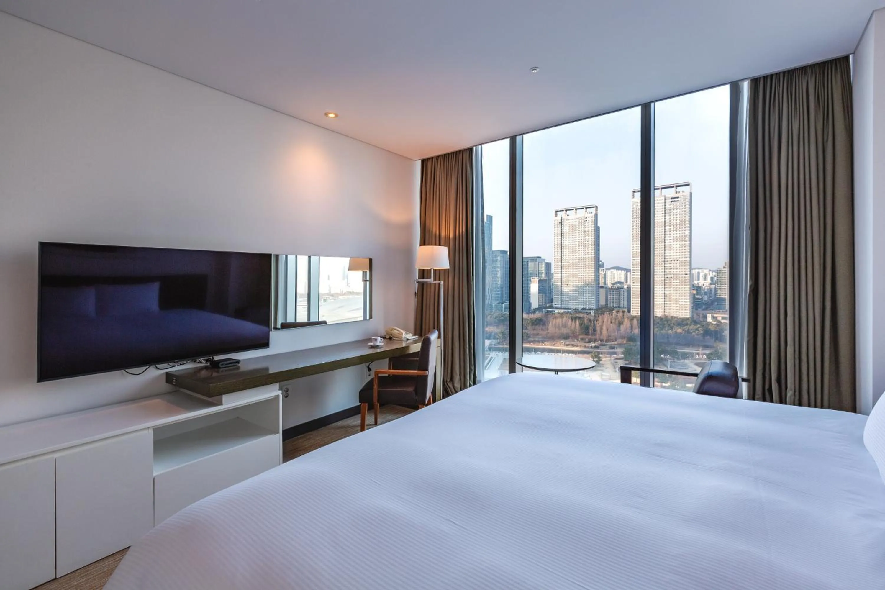 Bed in Orakai Songdo Park Hotel