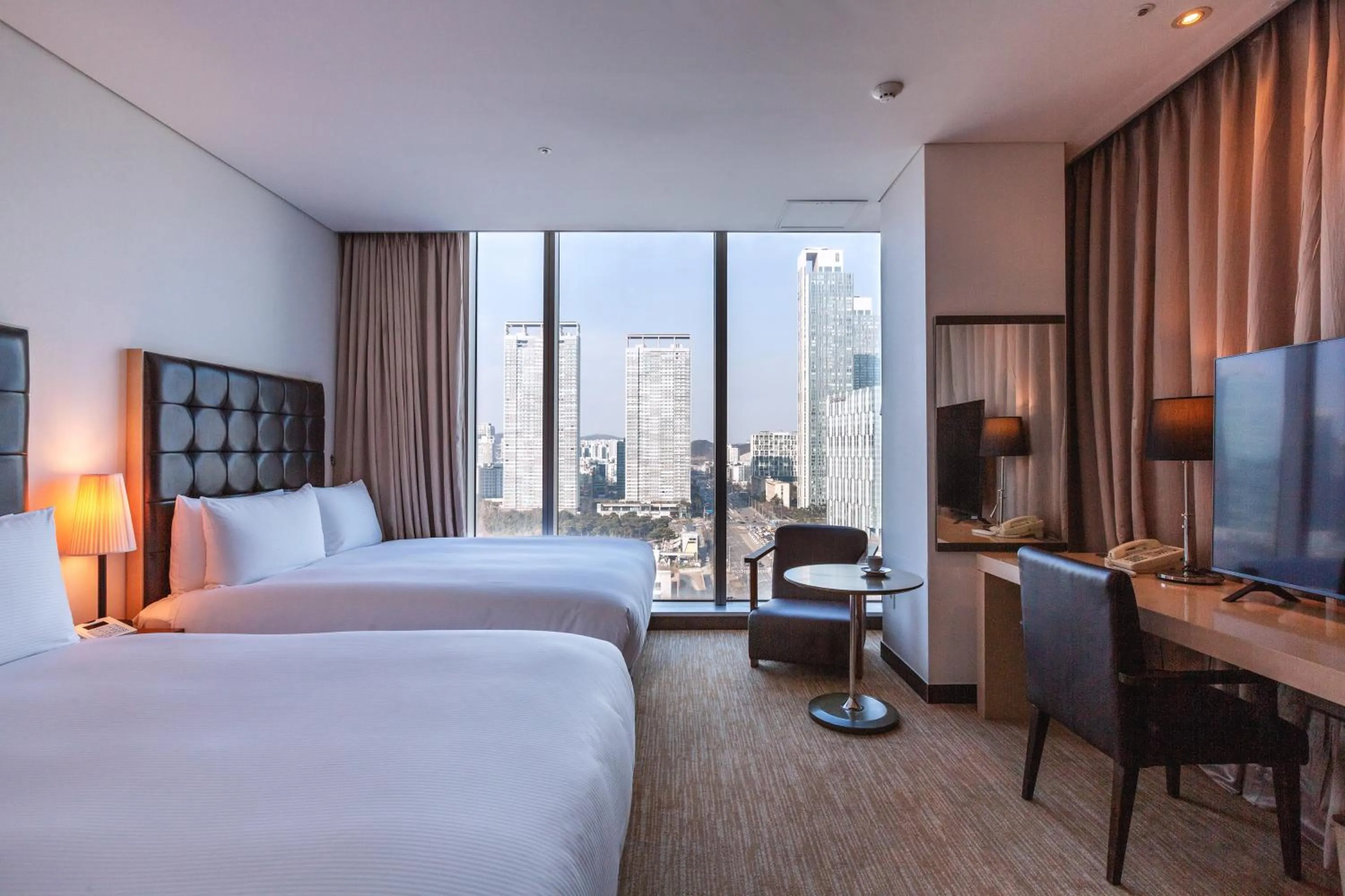 Bed in Orakai Songdo Park Hotel